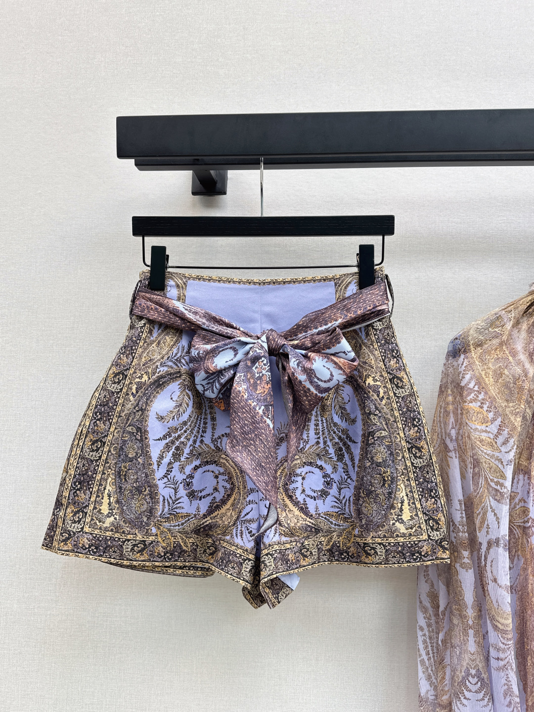 NO:501199,Zim 25Ss———The latest vacation series of early autumn romantic flower sets, baroque pattern shirt + bow streamer decorative shorts, original custom heavy silk fabric, palace style, age-reducing girlish style, beautiful upper body, fairy-like, elegant white and rich beauty essential items, one color is available in stock smlxl, shorts, shirts, real silk, alexander wang19860909Zim 25Ss———早秋最新款度假系列浪漫花漾套装巴洛克图案衬衫+蝴蝶结飘带装饰短裤 原版定制重磅真丝面料 宫廷风减龄少女风 上身美的不要不要的 仙气优雅的白富美必备单品 一色现货发售smlxl,,shorts,shirts,real silk,alexander wang,Women's clothing