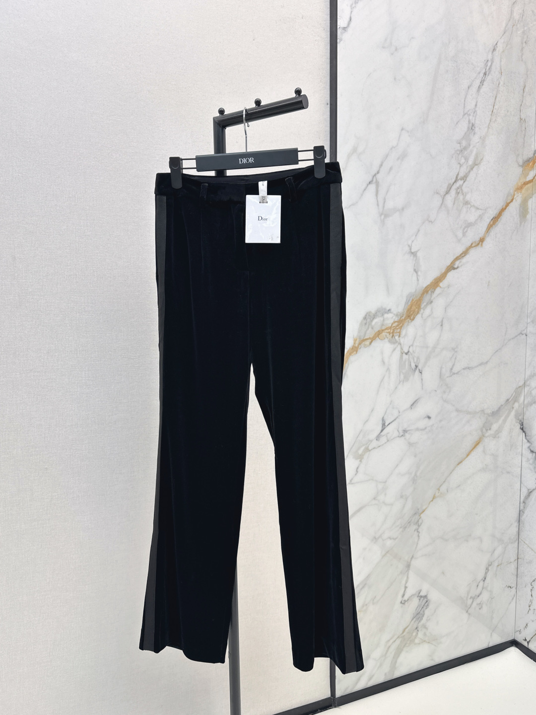 NO:501187,CD 25Ss———The latest straight velvet pants in autumn and winter, double-sided webbing, straight wide-leg pants, slim and versatile in one second, fashionable artifact that makes you look taller and thinner. It is very suitable for daily life, very comfortable and has a high wear level. It is also available in stock. Smlxl,,alexander wang19860909CD 25Ss————秋冬最新款直筒丝绒裤 双侧织带拼接 直简阔腿裤型 一秒显瘦又百搭 显高显瘦的时髦神器 日常很适合 舒适感超好 实穿度也高 一色现货发售smlxl,,alexander wang,Women's clothing