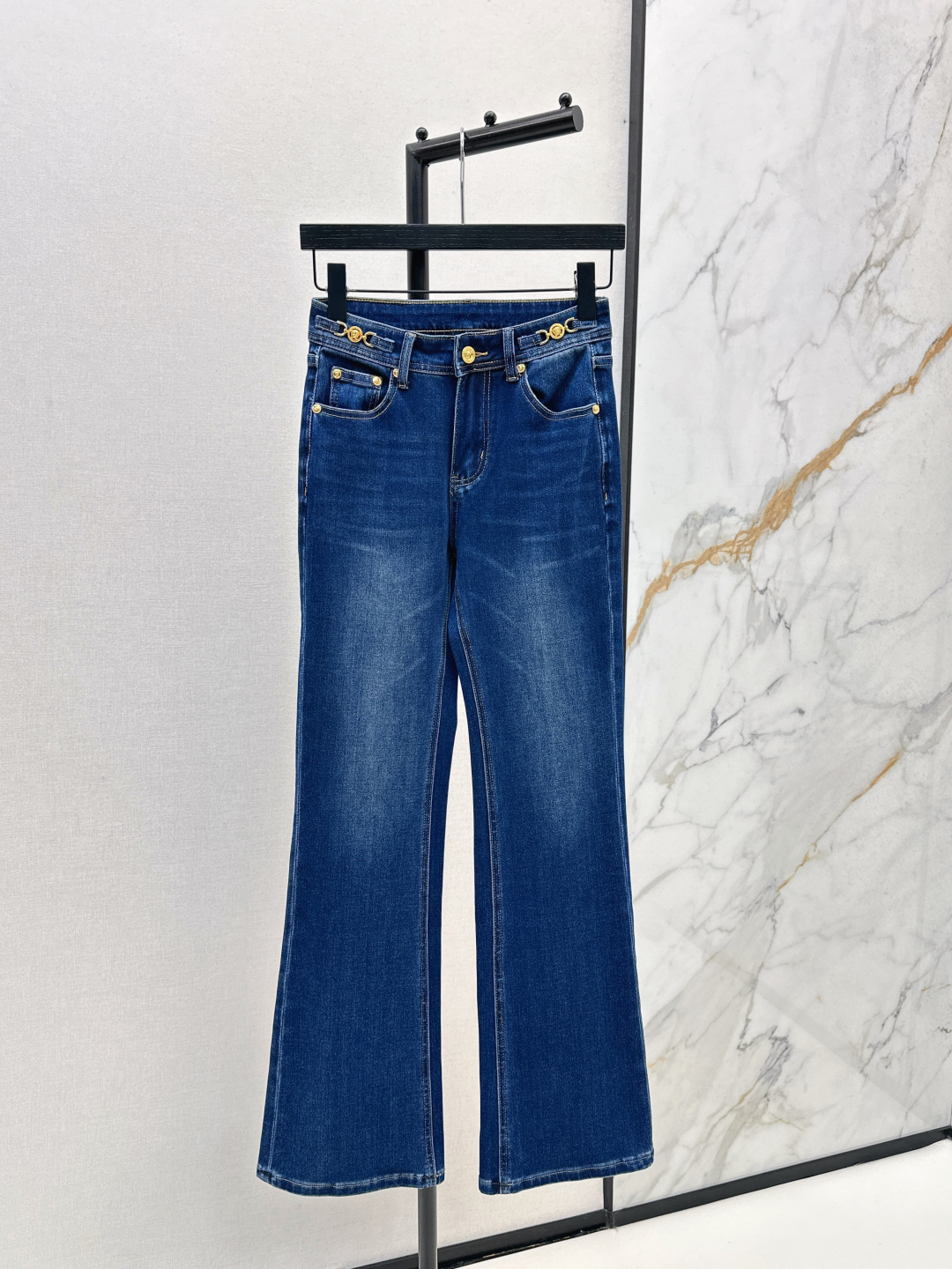 Pantalon Évasé en Denim Bleu Délavé, Coupe Droite, Détails Dorés Élégants