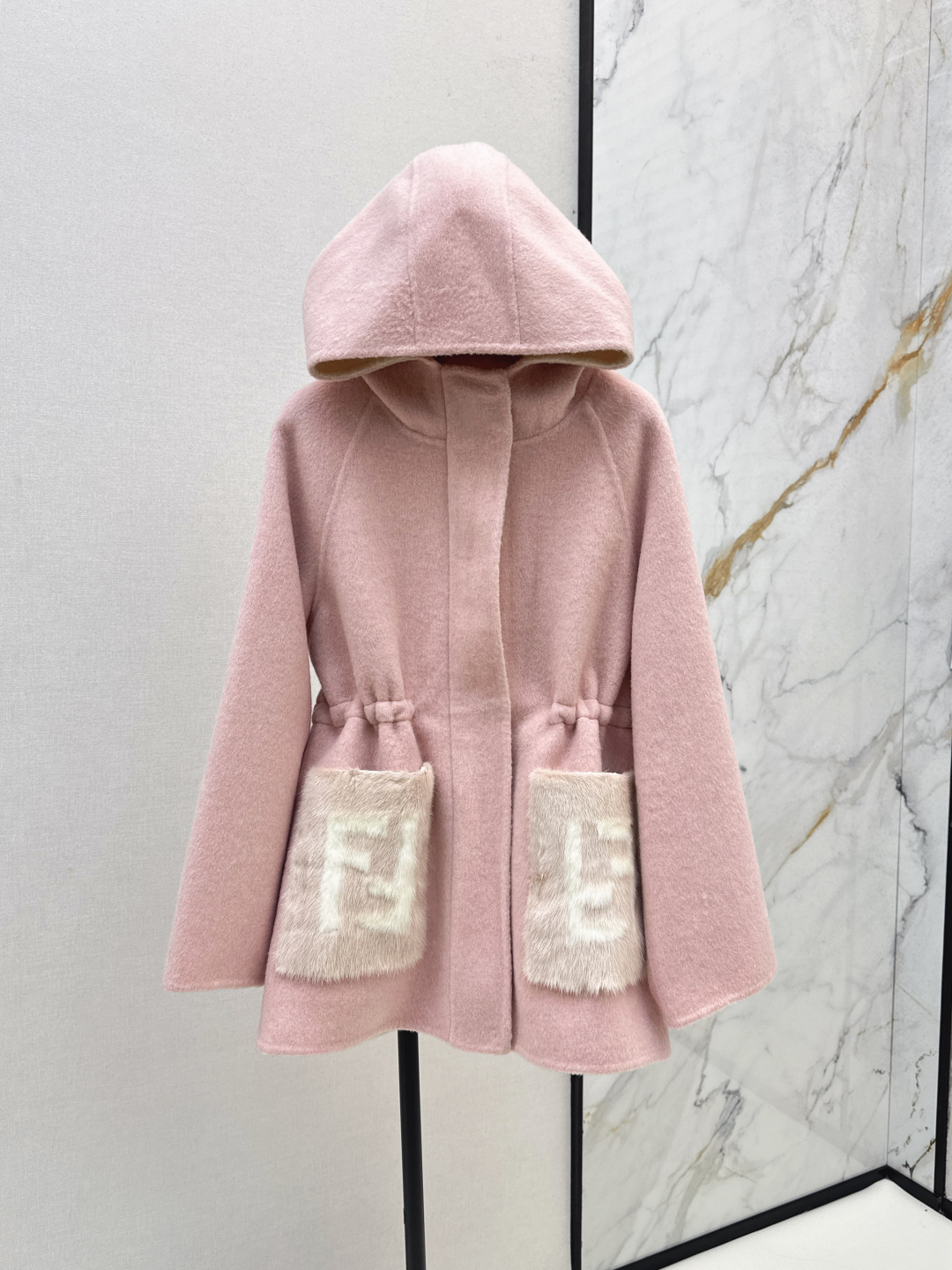 جاكيت Fendi FF كلاسيكي بجيوب مزدوجة من صوف الحمل على الوجهين
