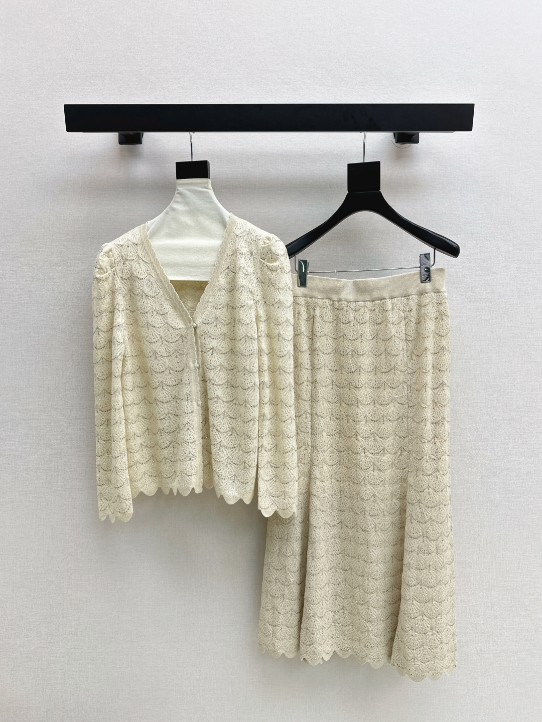 NO:501185,Exclusive first release C home 25Ss————The latest knitted suit for hot diamond V-neck cardigan + high-waist skirt. Heavy wave pattern hot diamond decoration. Exquisite beauty. The overall feeling is particularly simple and elegant. A set of matching gives you a gentle, beautiful and charming feeling. The color and style are impeccable. A must-have set for lazy people looks good no matter how you match the fabric texture is unique. One set is released. Two colors are available for sale in stock. SML, chanel, skirts, alexander wang19860909独家首发 C家 25Ss————春夏最新款针织套装烫钻V领开衫+高腰半裙 重磅波浪纹烫钻装饰 精致美感 整体给人感觉特别的简约大气 一套搭配起来给你人一种温柔美丽动人的感觉 颜色跟版型都无可挑剔 懒人必备一套怎么搭都好看 面料质感一绝 一套出 两色现货发售sml,,chanel,skirts,alexander wang,Women's clothing