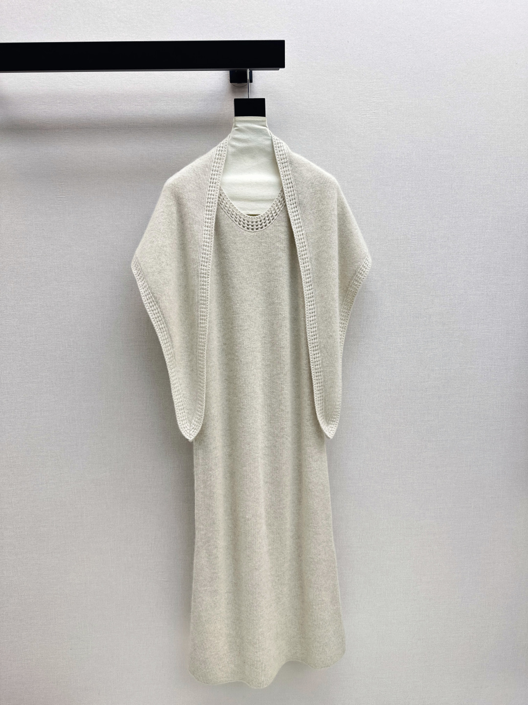 Robe en laine sans manches avec châle assorti, coupe ample et confortable