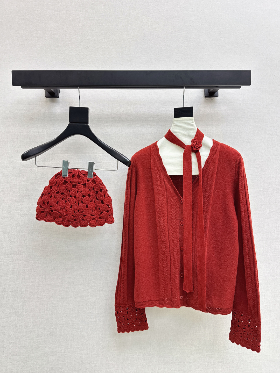 Cardigan Élégant à Col en V et Bonnet Fleur en Crochet - Collection Automne/Hiver