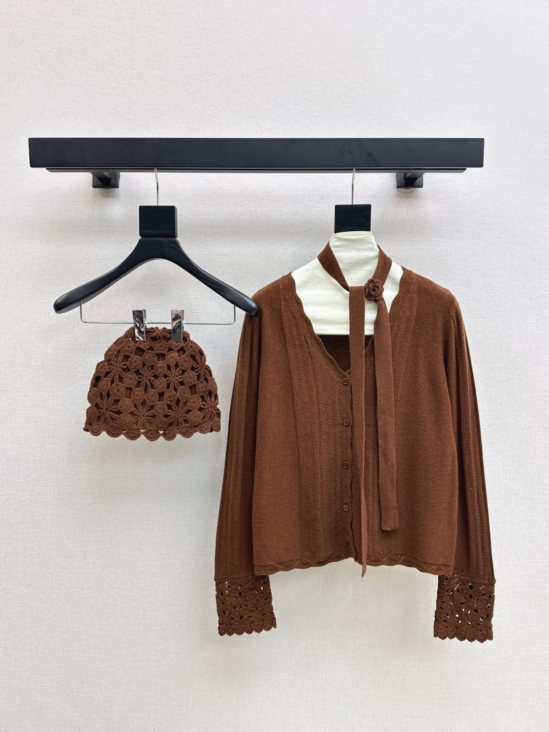 Elegante V-hals Cardigan met Bloemendetail en Gehaakt Hoedje