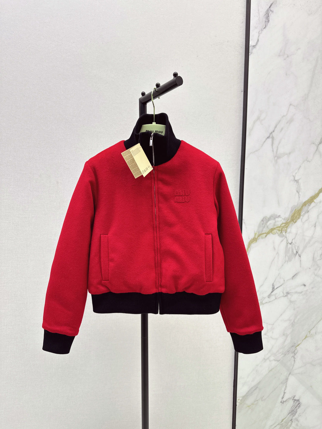 NO:501156,Miu 25Ss———The latest wool turtle collar jacket in autumn and winter. Customized YB worsted wool material. Rich in up to 65% and full of texture. Casual lapel short design. Inner plaid design and brushed cotton treatment. Warm and comfortable in autumn and winter. Applique embroidered logo pattern decoration. Lay the brand style positioning. The upper body is exquisite and casual and British style. It will not be outdated. It is durable and does not picky about people. Customized surface accessories. Original hardware accessories. SML,,miumiu, jackets & coats, jackets & coats, alexander wang.19860909Miu 25Ss———秋冬最新款毛呢高领夹克棉服外套 定制YB精纺羊毛材质 富含高达百分之65 质感十足 休闲翻领短款设计 内里格纹设计冲棉处理 秋冬保暖舒适 胸前贴布刺绣logo图案装饰 奠定品牌风格定位 上身精致休闲又带英伦风 不会过时 耐穿不挑人 定制面辅料 原版五金配件 一色现货发售sml,,miumiu,jackets & coats,jackets & coats,alexander wang,Women's clothing