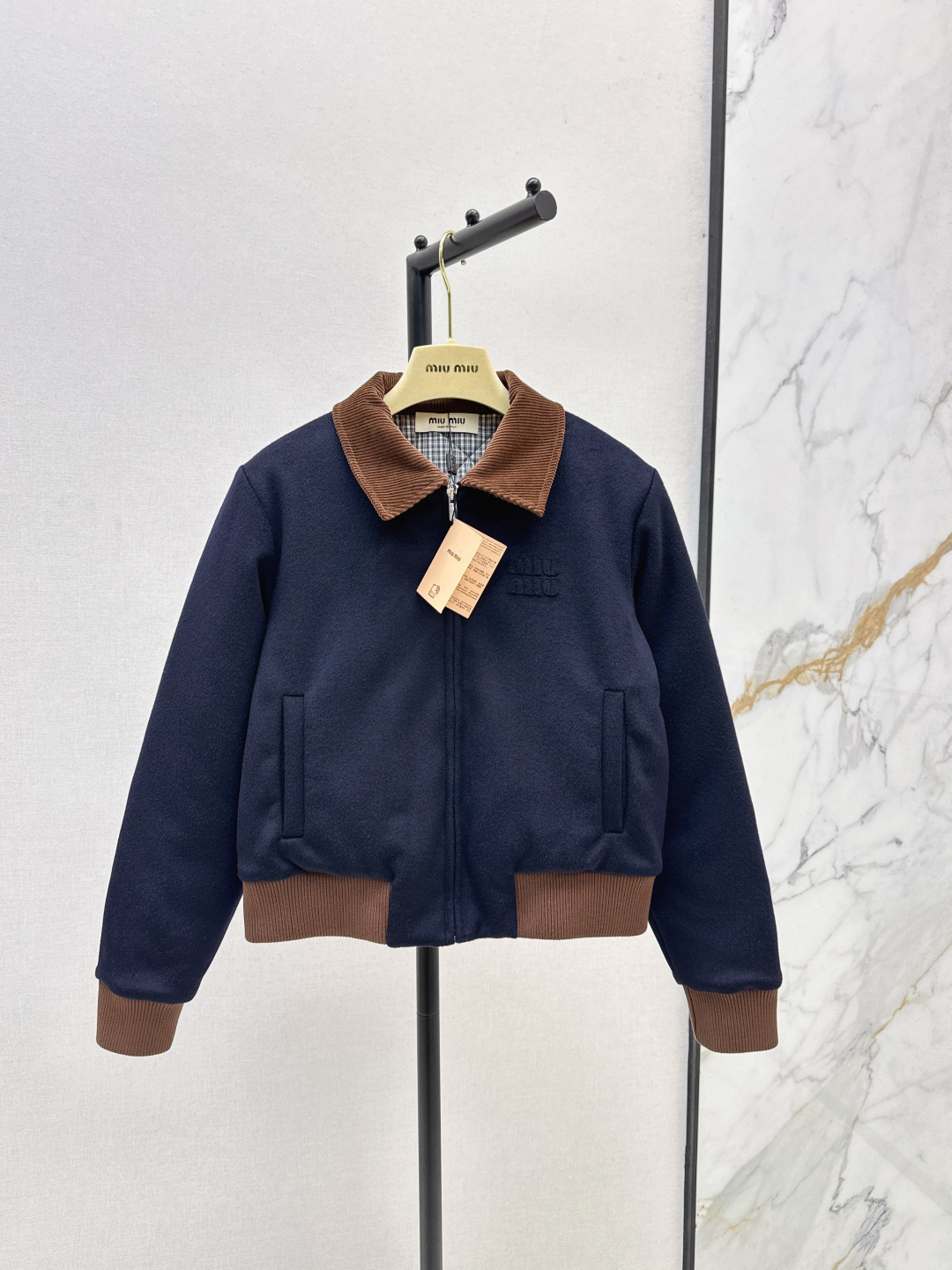 NO:501153,Miu 25Ss———The latest autumn and winter style corduroy lapel woolen jacket cotton jacket Customized YB worsted wool material Rich in up to 65% and full texture. Casual lapel short design. Inner plaid design and brushed cotton treatment. Warm and comfortable in autumn and winter. Applique embroidered logo pattern decoration on the chest. Lay the brand style positioning. The upper body is exquisite and casual and British style. It will not be outdated. It is durable and not picky about people. Customized surface accessories. Original hardware accessories. SML,,miumiu, jackets & coats, jackets & coats, alexander wang.19860909Miu 25Ss———秋冬最新款 灯芯绒翻领毛呢夹克棉服外套 定制YB精纺羊毛材质 富含高达百分之65 质感十足 休闲翻领短款设计 内里格纹设计冲棉处理 秋冬保暖舒适 胸前贴布刺绣logo图案装饰 奠定品牌风格定位 上身精致休闲又带英伦风 不会过时 耐穿不挑人 定制面辅料 原版五金配件 一色现货发售sml,,miumiu,jackets & coats,jackets & coats,alexander wang,Women's clothing