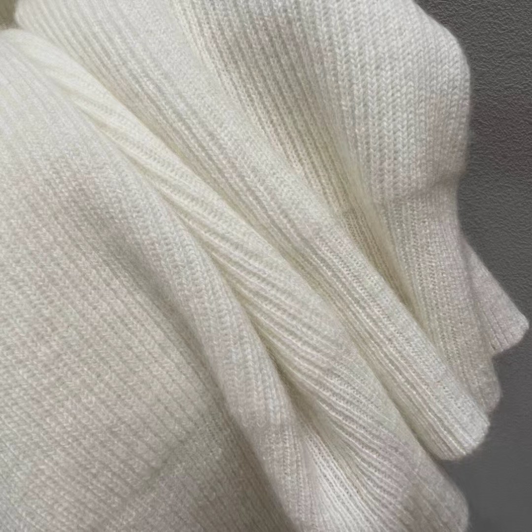 Elegant V-Neck Cashmere Sweater with Beaded Chain Detail - Soft and Stylish 6 cmp i1757913557651 2077 0 4