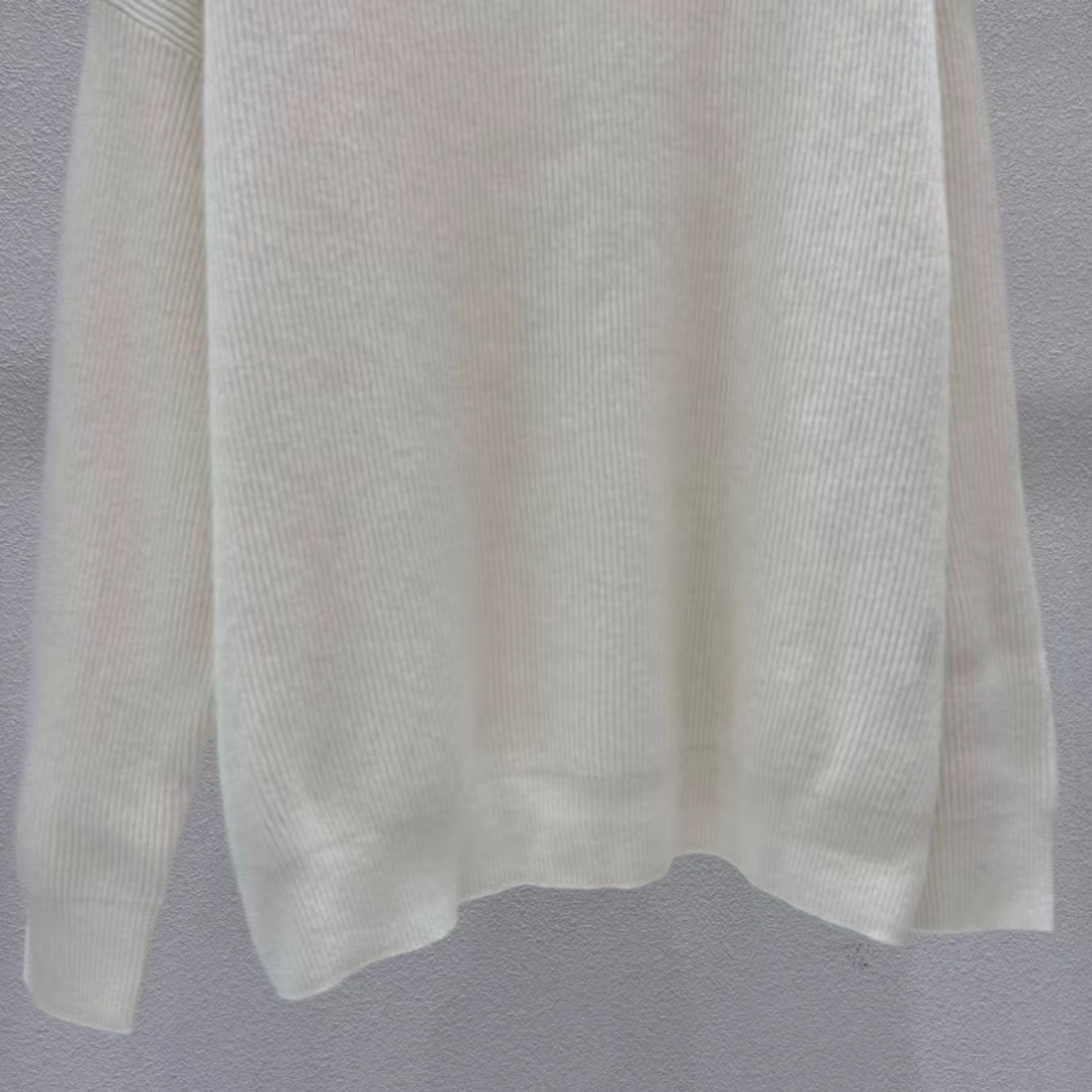 Elegant V-Neck Cashmere Sweater with Beaded Chain Detail - Soft and Stylish 5 cmp i1757913557652 8538 0 3