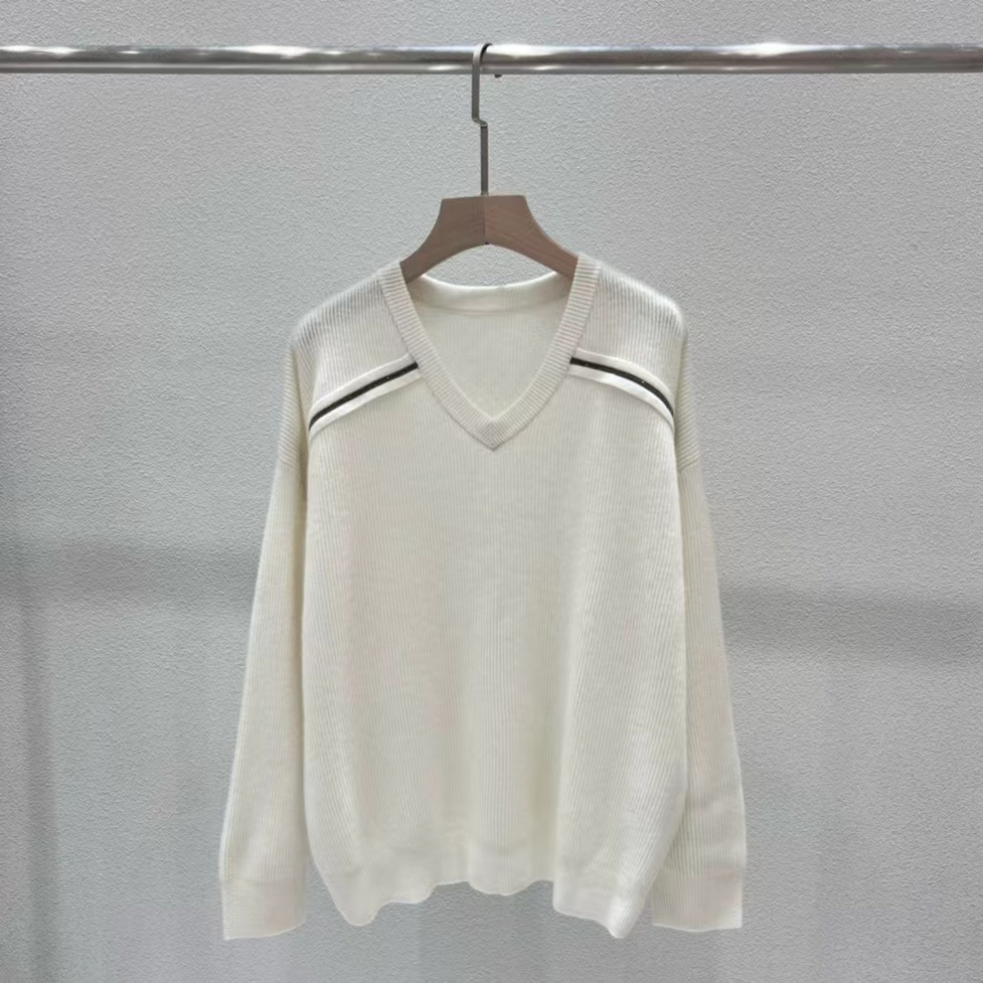 Elegant V-Neck Cashmere Sweater with Beaded Chain Detail - Soft and Stylish