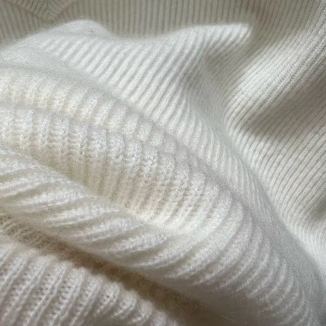 Elegant V-Neck Cashmere Sweater with Beaded Chain Detail - Soft and Stylish 8 cmp i1757913557653 7736 0 6