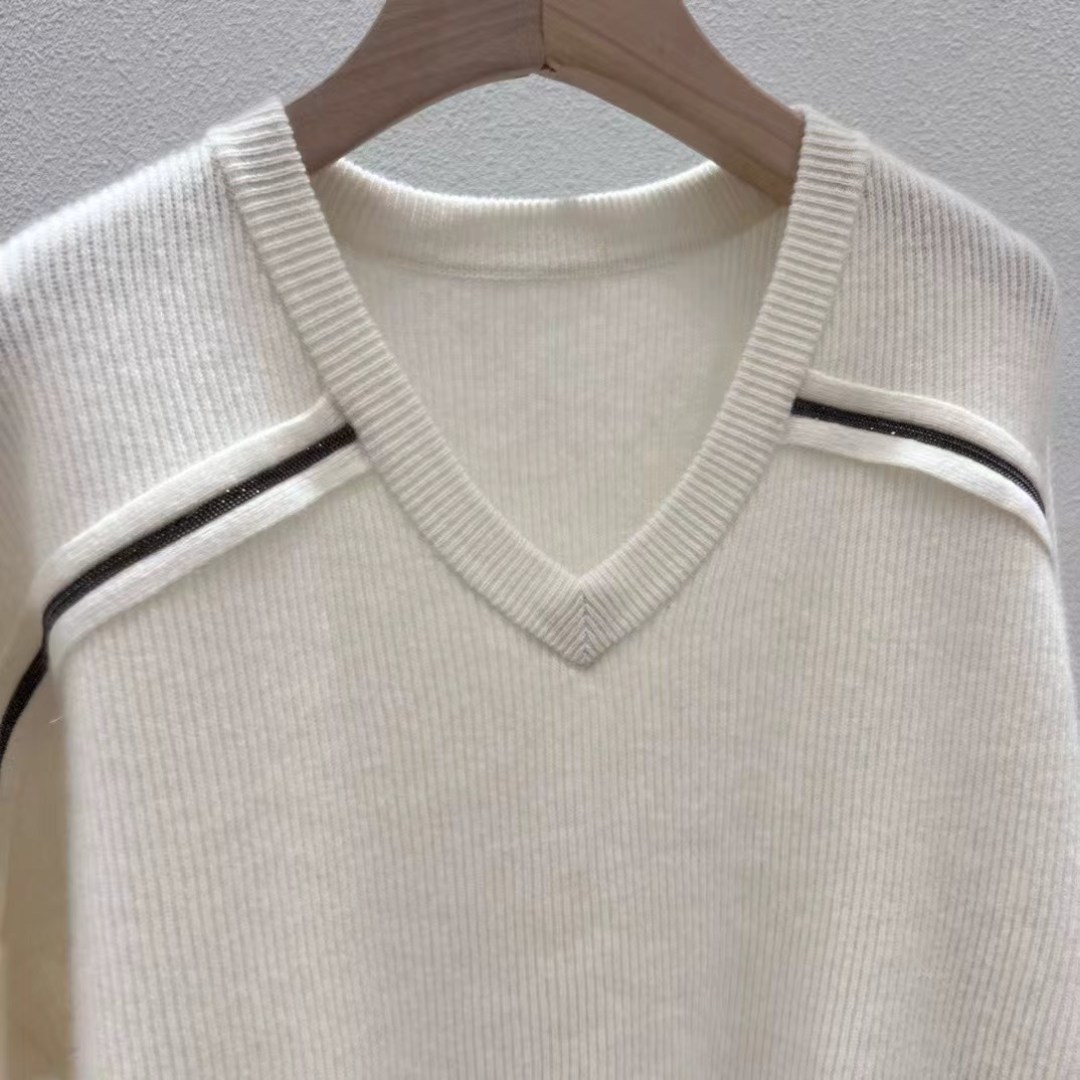 Elegant V-Neck Cashmere Sweater with Beaded Chain Detail - Soft and Stylish 4 cmp i1757913558822 1080 0 2