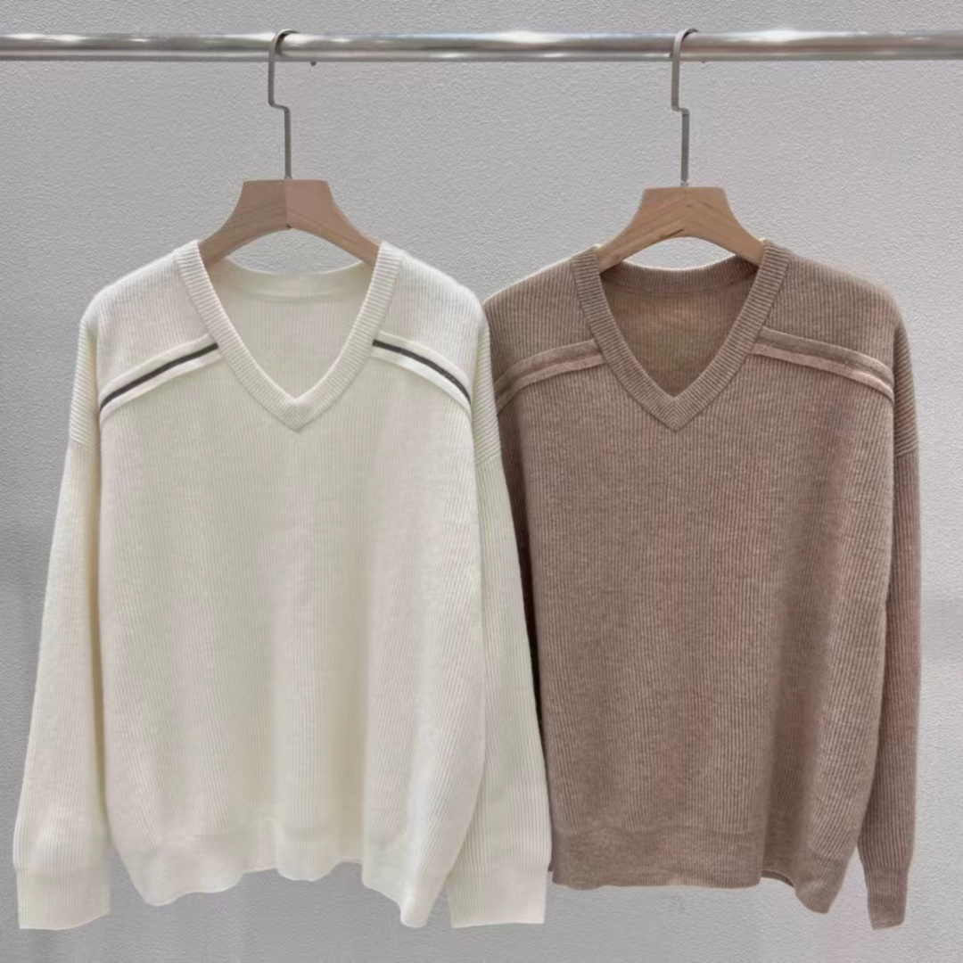 Elegant V-Neck Cashmere Sweater with Beaded Chain Detail - Soft and Stylish 10 cmp i1757913558822 4750 0 8