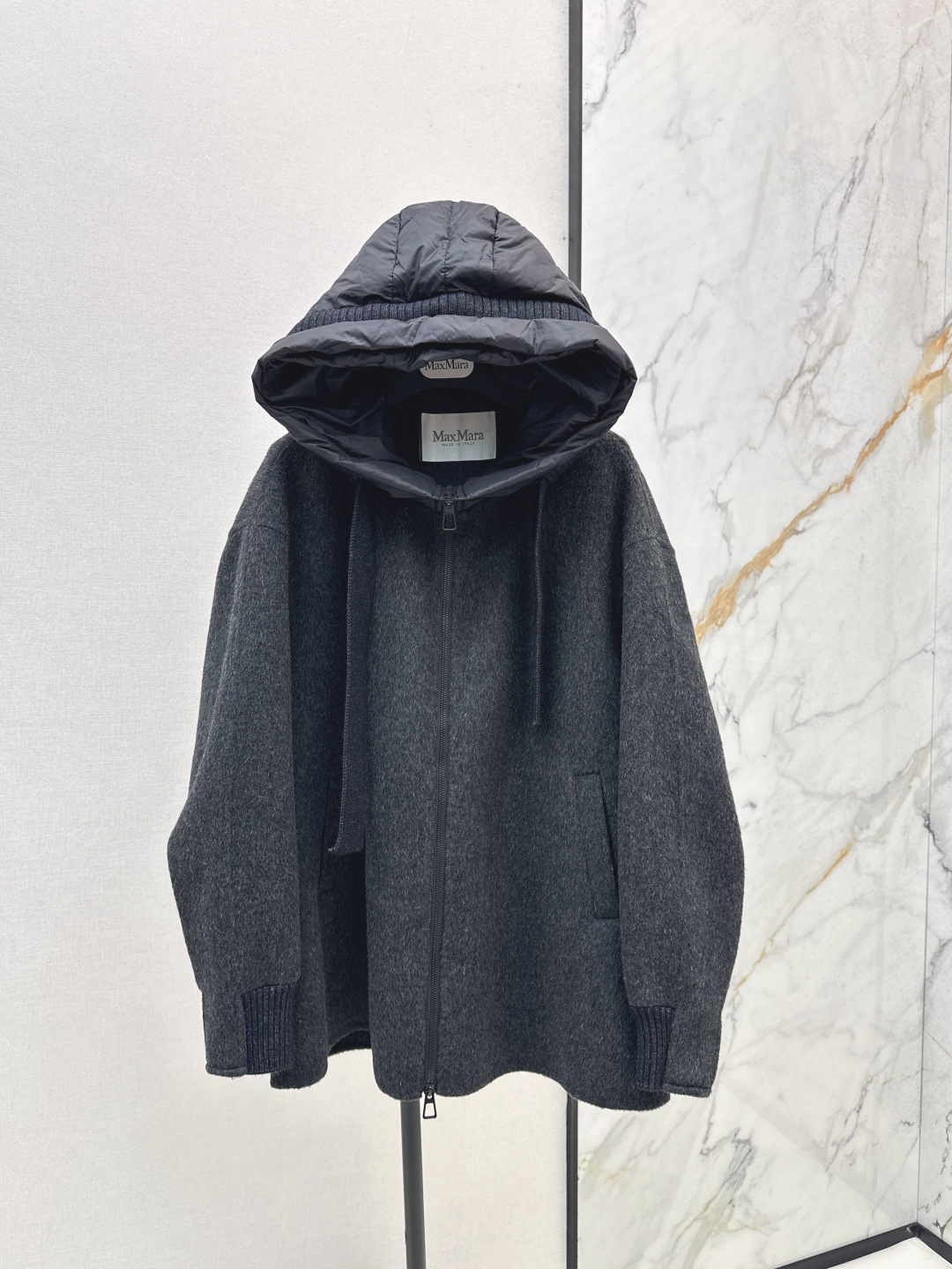 NO:502105,With dust bag Max 25Ss———The latest styling wool design in autumn and winter, hooded mid-length coat splicing down hat design is very good~~Classic Os tailoring and splicing method, classic fashionable and handsome, national standard 90 velvet imported recycled nylon fabric, excellent texture, imported machine sewing Recommended three-color sml, down jacket, hats, alexander wang19860909配防尘袋Max 25Ss————秋冬最新款拼接羊毛设计连帽中长款大衣拼接羽绒帽子设计感很赞～～经典Os剪裁搭配拼接做法 经典时髦又帅气 国标90绒进口再生尼龙面料质感超赞 进口机缝制 推荐 三色sml,,down jacket,hats,alexander wang,Women's clothing