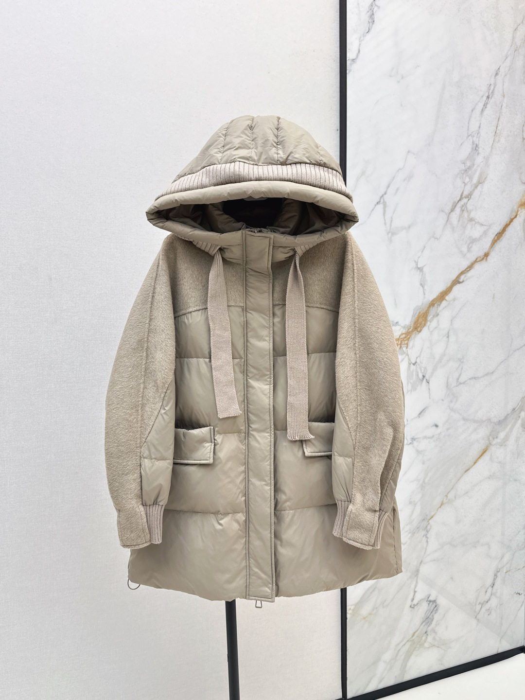 NO:502126,With dust bag Max 25Ss———The latest style of scattered cashmere hooded mid-length down jacket in autumn and winter. The spliced ​​wool sleeves have a great design~~Classic Os tailoring and splicing method, freeze-in-line sewing, classic fashionable and handsome, national standard 90 velvet imported recycled nylon fabric with excellent texture, imported machine sewing Recommended Four-color sml, down jacket, hats, alexander wang19860909配防尘袋Max 25Ss————秋冬最新款拼接羊绒连帽中长款款羽绒服 拼接羊毛袖子设计感很赞～～经典Os剪裁搭配拼接做法 机缝定格 经典时髦又帅气 国标90绒进口再生尼龙面料质感超赞 进口机缝制 推荐 四色sml,,down jacket,hats,alexander wang,Women's clothing