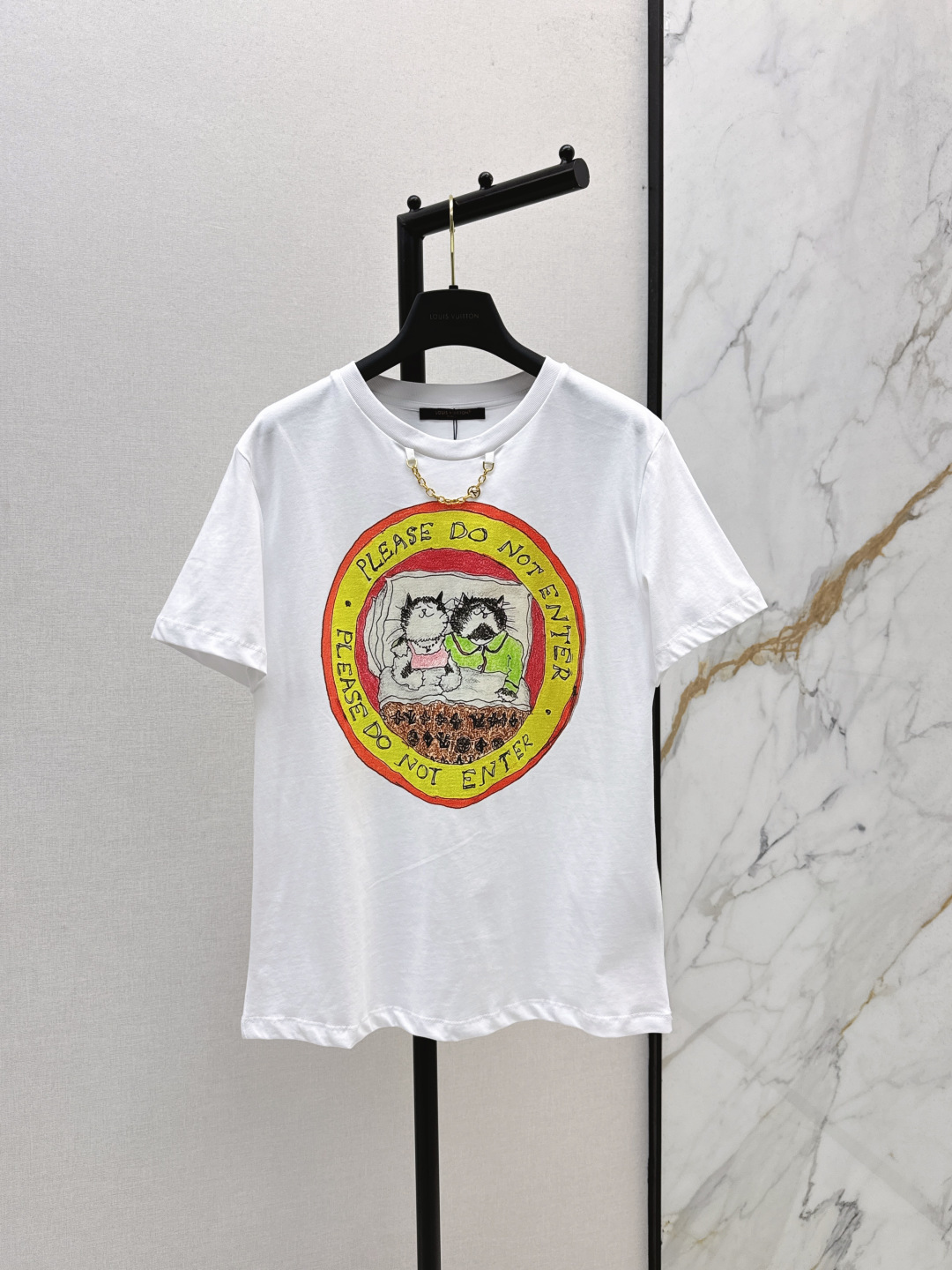 NO:502111,L Home 25Ss———————The latest logo logo printed short-sleeved T-shirt in early autumn, soft and breathable cotton fabric, light and comfortable, round neck left shoulder metal zipper decoration, fashionable and high-end and atmospheric, the upper body has an eye-catching and eye-catching classic style that is not picky about people, everyday and versatile and casual, it has two colors for sale in stock, sml, louis vuitton, T-shirt,tees, t-shirt,alexander wang19860909L家 25Ss————早秋最新款logo徽标印花短袖T恤 柔软透气的棉质面料 轻薄舒适 圆领左肩金属拉链装饰 时髦又高级大气 上身1秒的吸睛抢镜经典版型不挑人日常百搭休闲感十足两色现货发售sml,,louis vuitton,T-shirt,tees，t-shirt,alexander wang,Women's clothing