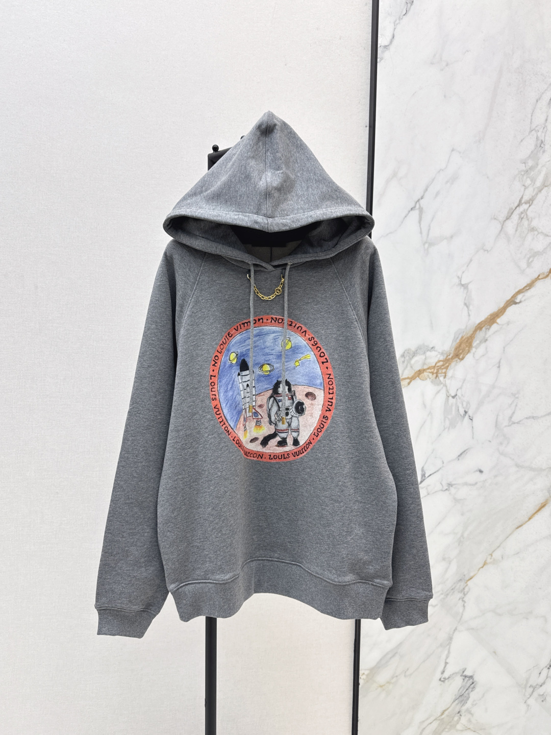 NO:502104,L family 25Ss————The latest style of autumn and winter graffiti pattern hooded sweatshirt with hooded drawstring small loose style, versatile upper body, cute and cute astronaut graffiti pattern on chest, age-reducing girl and full of childish fun, daily outfits are very good, one-color spot on sale sml, louis vuitton, hoodie, sweatshirts, hats, alexander wang19860909L家 25Ss————秋冬最新款涂鸦图案连帽卫衣 连帽抽绳小宽松版型 上身百搭不挑人 胸前童趣可爱的宇航员涂鸦图案 减龄少女又童趣十足 日常穿搭很好看 一色现货发售sml,,louis vuitton,hoodie,sweatshirts,hats,alexander wang,Women's clothing