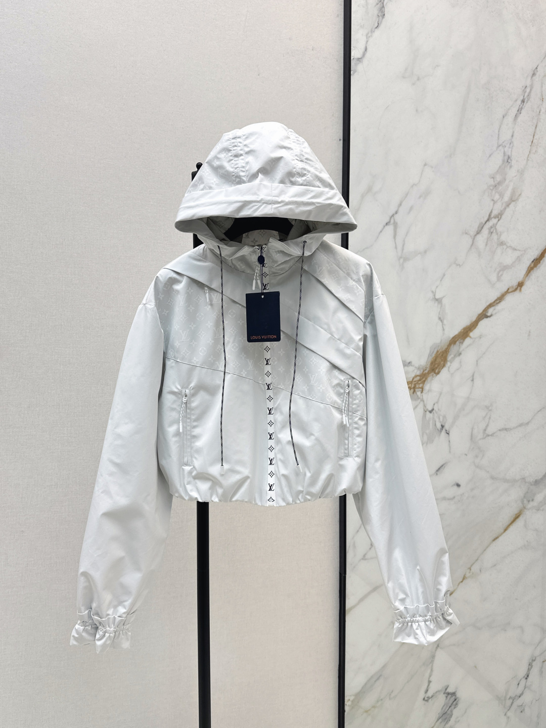 NO:502103,L's 25Ss————The latest dark patterned old-fashioned hooded jacket jacket with dark patterns in autumn and winter. The zippered short hooded design is handsome and stylish. It easily creates a cool and handsome atmosphere. The spliced ​​preschooled print is full of high-end sense. The low-key and fashionable design is particularly eye-catching. The short style is versatile and not picky. Any figure can be controlled. The upper body immediately gets the temperament of the sister. A fashionable pose artifact. One-color spot sale sml,,louis vuitton, jackets & coats, jackets & coats,hats,alexander wang19860909L家 25Ss————秋冬最新款暗纹老花拼接连帽夹克外套 拉链短款连帽设计帅气有型 轻松营造酷帅氛围感 拼接老花印花高级感满满 低调又时髦设计特别吸睛 短款版型百搭不挑人 任何身材都能驾驭 上身立马get拽姐气质 时髦摆拍神器 一色现货发售sml,,louis vuitton,jackets & coats,jackets & coats,hats,alexander wang,Women's clothing