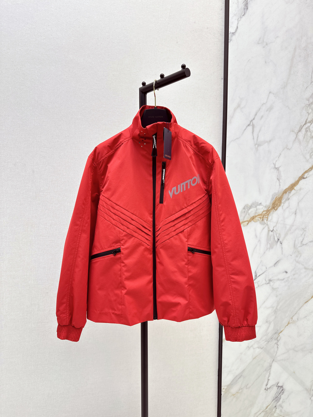 Veste Coupe-Vent Louis Vuitton Rouge, Collection Automne-Hiver, Style Décontracté