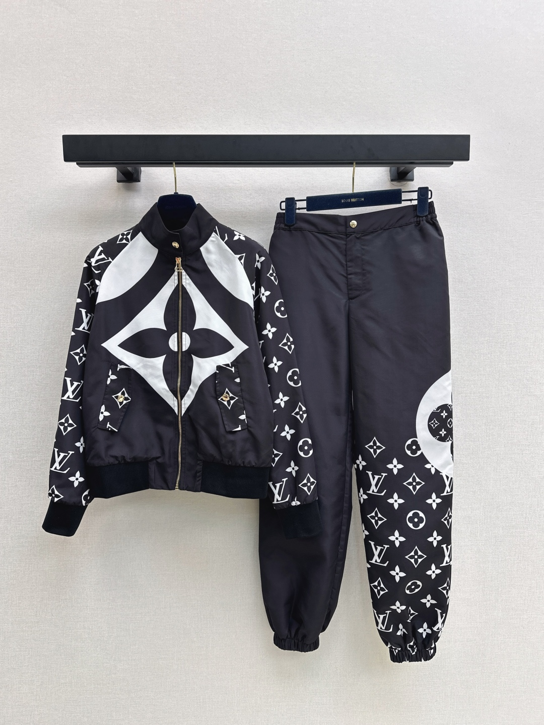 NO:502076,L Home 25Ss———The latest classic logo of autumn and winter, old-fashioned decorative casual suit stand-up collar jacket + elastic waist casual pants High-quality nylon fabric Special material has texture, every small detail pays great attention to the right sense of high-end, three-dimensional tailoring makes the upper body of the ready-to-wear more exquisite and fashionable. One set, one color is available for sale in stock,, louis vuitton, jackets & coats, jackets & coats, alexander wang19860909L家 25Ss———秋冬最新款经典logo老花装饰休闲套装立领夹克外套+松紧腰休闲裤 高品质尼龙面料 特殊材质有肌理感 每个小细节都非常注重 恰到好处的高级感 立体剪裁 让成衣上身更为精致洋气 一套出 一色现货发售sml,,louis vuitton,jackets & coats,jackets & coats,alexander wang,Women's clothing