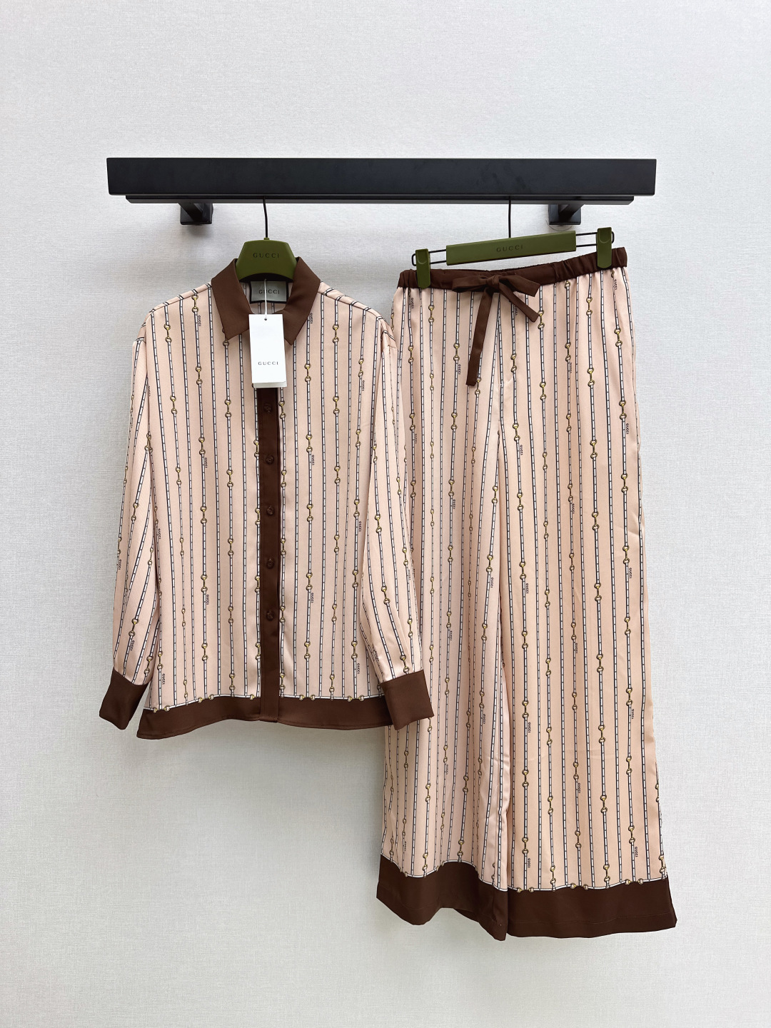 NO:502072,Gu 25Ss———The latest logo printing suit in autumn and winter, contrasting color lapel shirt + elastic waist straight pants, penetrating printed silky fabric, retro and fashionable, low-key temperament, luxurious and high-end!  versatile style and not picky. One set is available in stock. SML, Shirts, Alexander wang19860909Gu 25Ss————秋冬最新款logo印花套装撞色翻领衬衫+松紧腰直筒裤 渗透印花丝滑面料 复古时髦 低调气质又奢华高级！版型百搭不挑人 一套出 一色现货发售sml,,shirts,alexander wang,Women's clothing