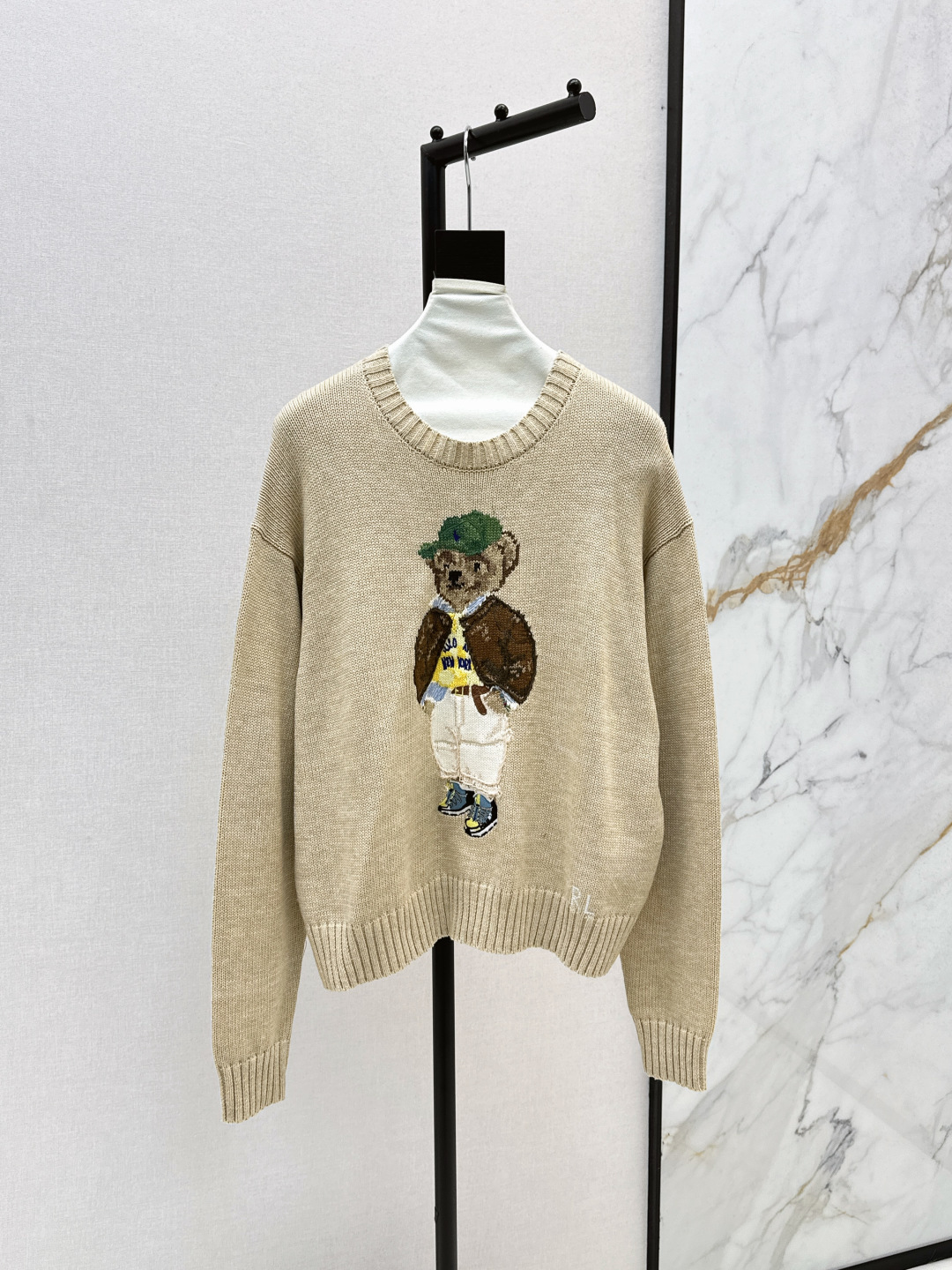 NO:502090,Exclusive model ~ RL 25Ss———The latest style of autumn and winter wear jacket, bear hand hook pattern, round neck sweater, high-luxury American style, classic style design, quality control, imported pure cotton yarn texture, invincible, inlaid bear three-dimensional embroidery craft, pure hand-made cross-stitching, LP letters, age-reducing girl temperament, fashionable and exquisite, childlike, high-end retro casual style, one-color spot on sale, sml, loro piano, jackets & coats, sweaters, alexander wang19860909独家款～ RL 25Ss————秋冬最新款穿夹克小熊手勾图案圆领毛衣高奢美式风穿搭 经典版型设计 品质控必入 进口纯棉纱线质感无敌赞 嵌花小熊立体刺绣工艺 纯手工十字绣法LP字母 减龄少女气质时髦精必入 童趣高级复古随性风 一色现货发售sml,,loro piana,jackets & coats,sweaters,alexander wang,Women's clothing