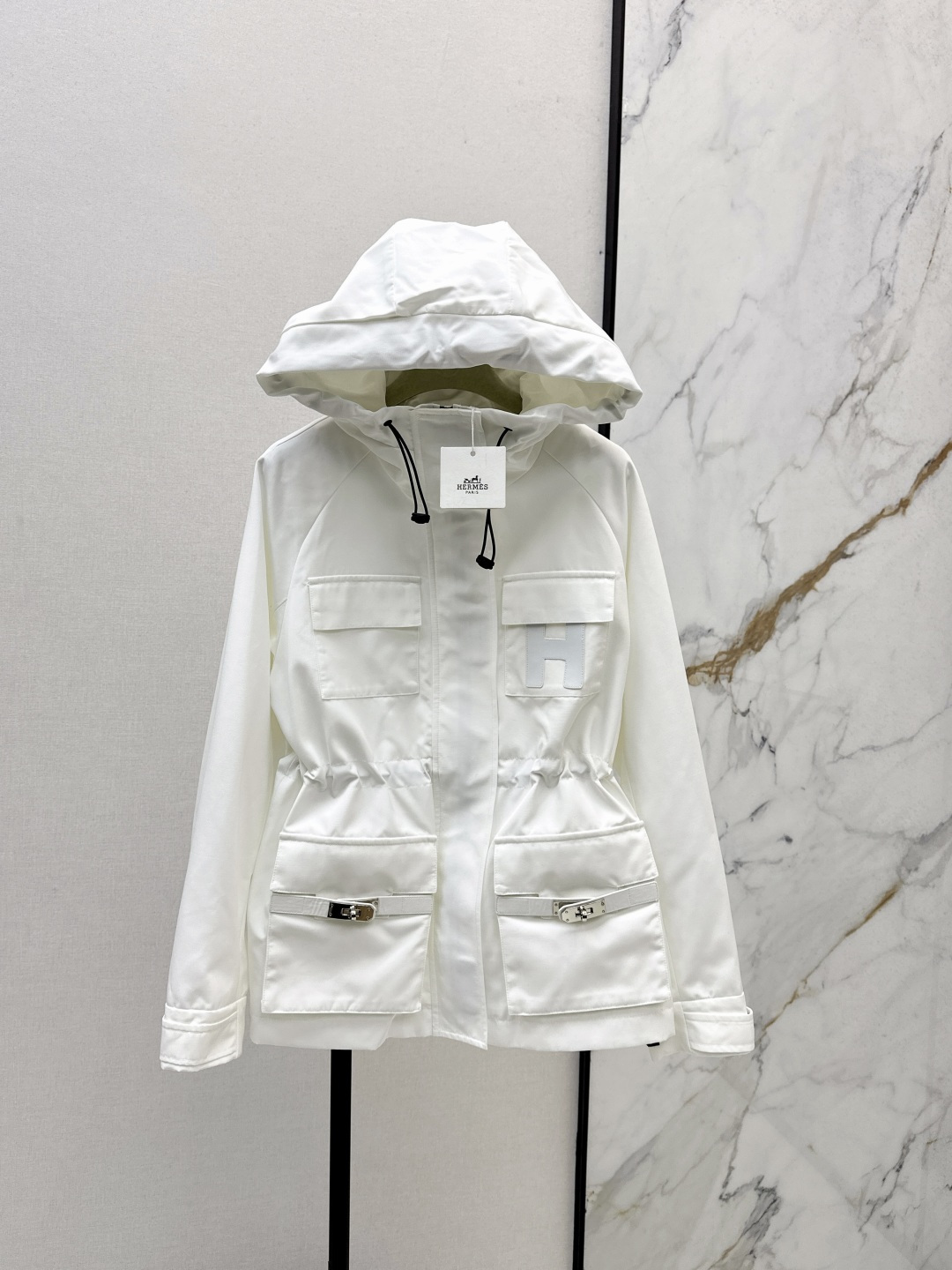 NO:502077,Fashionable must-have Her 25Ss———The latest style of the latest style of the cool workwear style large pocket decorative hooded windbreaker jacket is really the native windbreaker. The upper body looks so good. The waist drawstring can adjust the waist-hugging design highlights the slim waist. It is stylish and fashionable. It is neat and slim. It also meets daily and commuting outfits. It has a very high practical wear. Two colors are available for sale in stock. Jackets & coats,hats,alexander wang19860909时髦必备款 Her 25Ss———秋冬最新款帅气工装风大口袋装饰连帽风衣外套真的是本命风衣 上身太好看了 腰部抽绳可调节收腰设计 凸显小蛮腰 有型又时髦 利落显瘦 同时满足日常和通勤的穿搭 实穿度非常高 两色现货发售sml,,jackets & coats,hats,alexander wang,Women's clothing