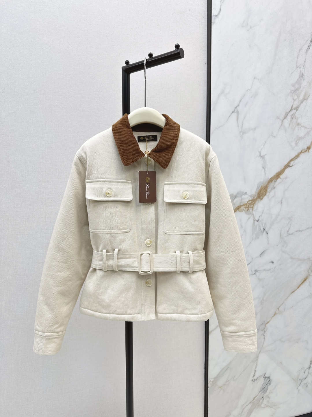 NO:502069,Old Qian style outfit LP 25Ss———The latest waist-hugging design of autumn and winter cotton windbreaker jacket, a delicate and casual short cotton jacket that is essential for winter. The collar is matched with contrasting corduroy design, plus work clothes pockets, casual feeling, short style is not pressed, easy to make the upper body look taller, and the upper body has a very atmosphere. Two colors are on sale in stock,,loro piano, jackets & coats,alexander wang19860909老钱风穿搭 LP 25Ss————秋冬最新款腰部收腰设计夹棉风衣外套 入冬必备的精致又休闲短款棉衣外套 领子搭配了撞色灯芯绒设计 加上工装风口袋 自带休闲感 短款不压个 轻松显高 上身很有氛围感 两色现货发售sml,,loro piana,jackets & coats,alexander wang,Women's clothing