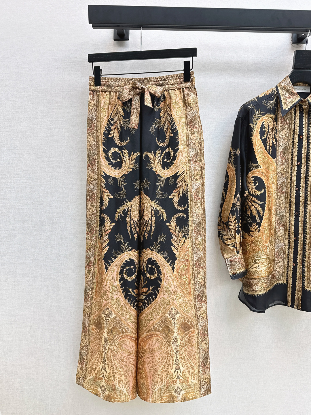 NO:503184,Zim 25Ss———The latest vacation series of early autumn romantic flower set printed pattern shirt + elastic waist trousers Original custom heavy silk fabric Palace style age-reducing girlish style, beautiful upper body, fairy-like and elegant white and rich beauty essential items, one color spot on sale smlxl long,,shirts,real silk,alexander wang19860909Zim 25Ss———早秋最新款度假系列浪漫花漾套装印花图案衬衫+松紧腰长裤 原版定制重磅真丝面料 宫廷风减龄少女风 上身美的不要不要的 仙气优雅的白富美必备单品 一色现货发售smlxl 长,,shirts,real silk,alexander wang,Women's clothing