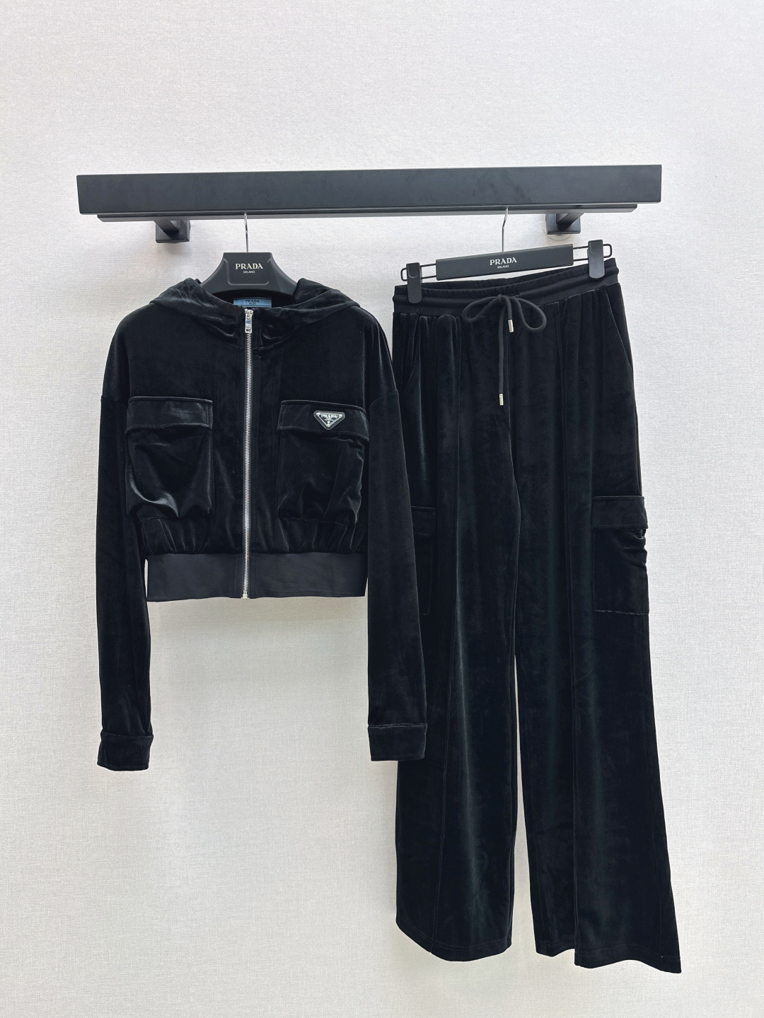 NO:503178,PD 25Ss———The latest style of the latest style of handsome velvet fashionable suits in autumn and winter, hooded casual jackets + elastic waist straight pants. Vintage suits that everyone can control. High-density fashionable casual style. Vintage handsome. The dual needs of comfort and fashion can be integrated into every daily outfit. Playful and age-reducing design elements. One set. One color is available for sale in stock. SML, Jackets & coats,hats,alexander wang.19860909PD 25Ss————秋冬最新款帅气丝绒时髦套装连帽休闲外套+松紧腰直筒裤 人人都能驾驭的丝绒套装 高密度时髦休闲风 Vintage帅气 中古风 贴合舒适与时髦的双需求能融入每个日常的穿搭 俏皮减龄充满元气的设计元素 一套出 一色现货发售sml,,jackets & coats,hats,alexander wang,Women's clothing