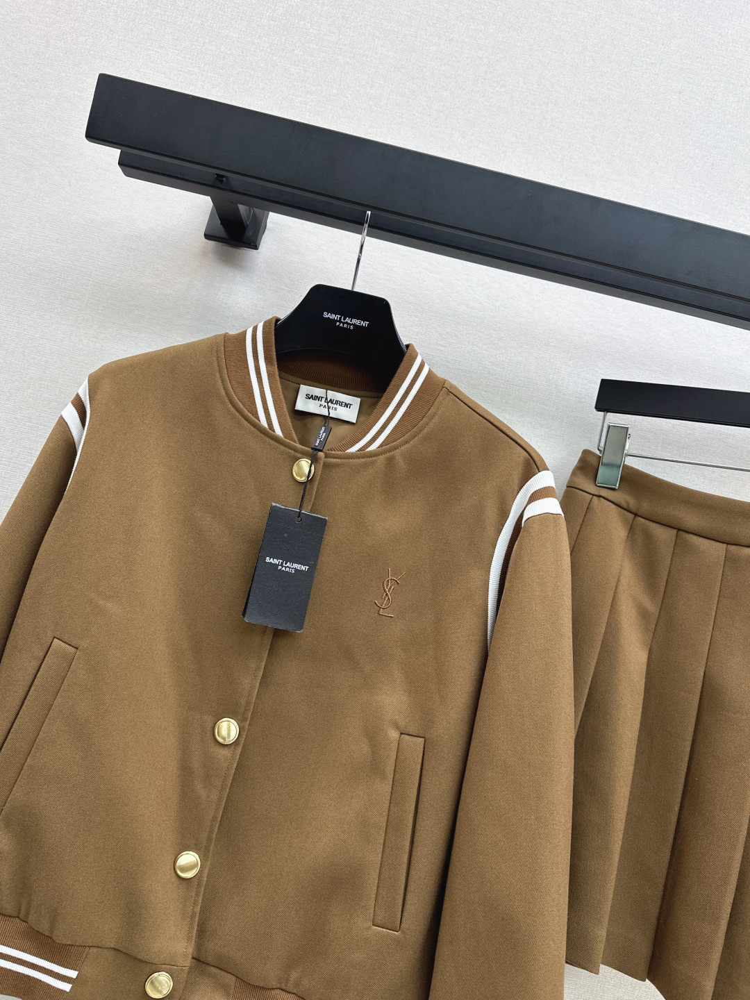 חליפת חצאית וחולצה Saint Laurent בסגנון קז'ואל, צבע חום 4 cmp i1758020977380 2462 0 2