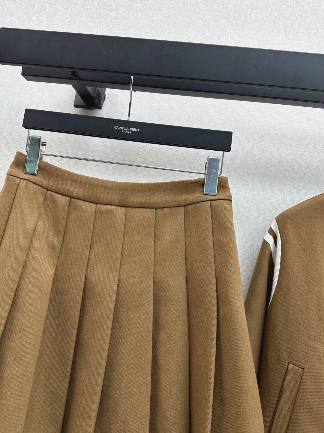 חליפת חצאית וחולצה Saint Laurent בסגנון קז'ואל, צבע חום 9 cmp i1758020977381 228 0 7