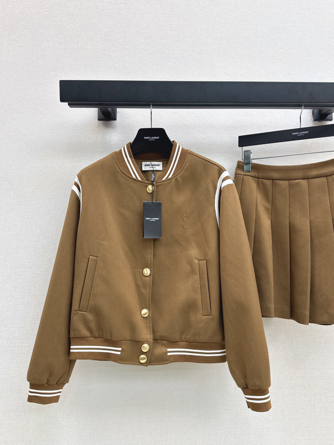 חליפת חצאית וחולצה Saint Laurent בסגנון קז'ואל, צבע חום 3 cmp i1758020977381 2644 0 1