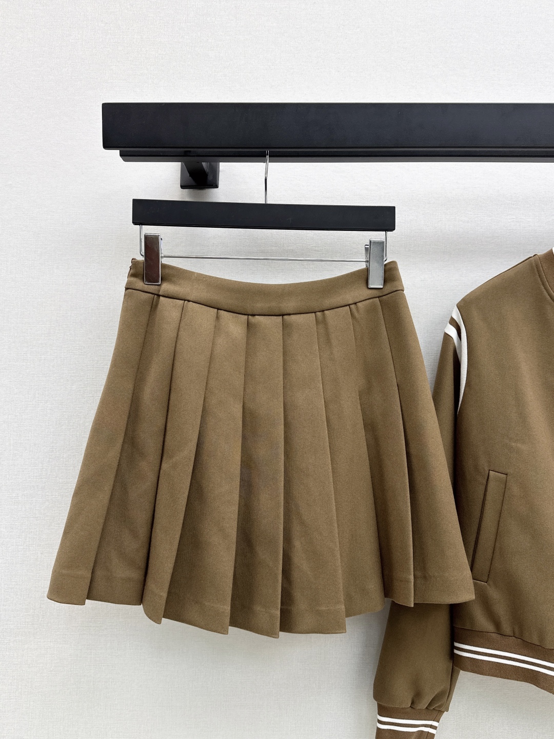 חליפת חצאית וחולצה Saint Laurent בסגנון קז'ואל, צבע חום 10 cmp i1758020977381 8634 0 8
