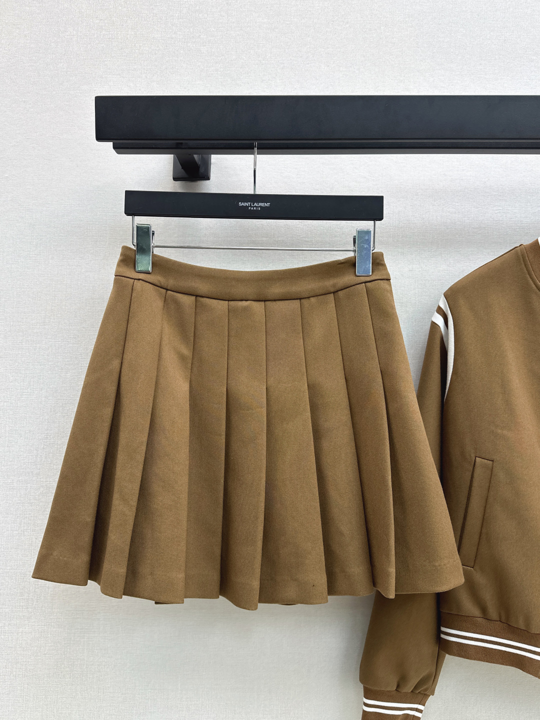 חליפת חצאית וחולצה Saint Laurent בסגנון קז'ואל, צבע חום 8 cmp i1758020980698 9157 0 6