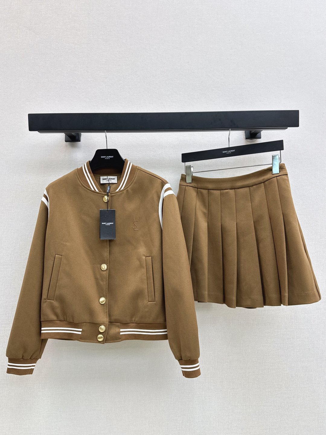 חליפת חצאית וחולצה Saint Laurent בסגנון קז'ואל, צבע חום 2 cmp i1758020980704 2465 0 0