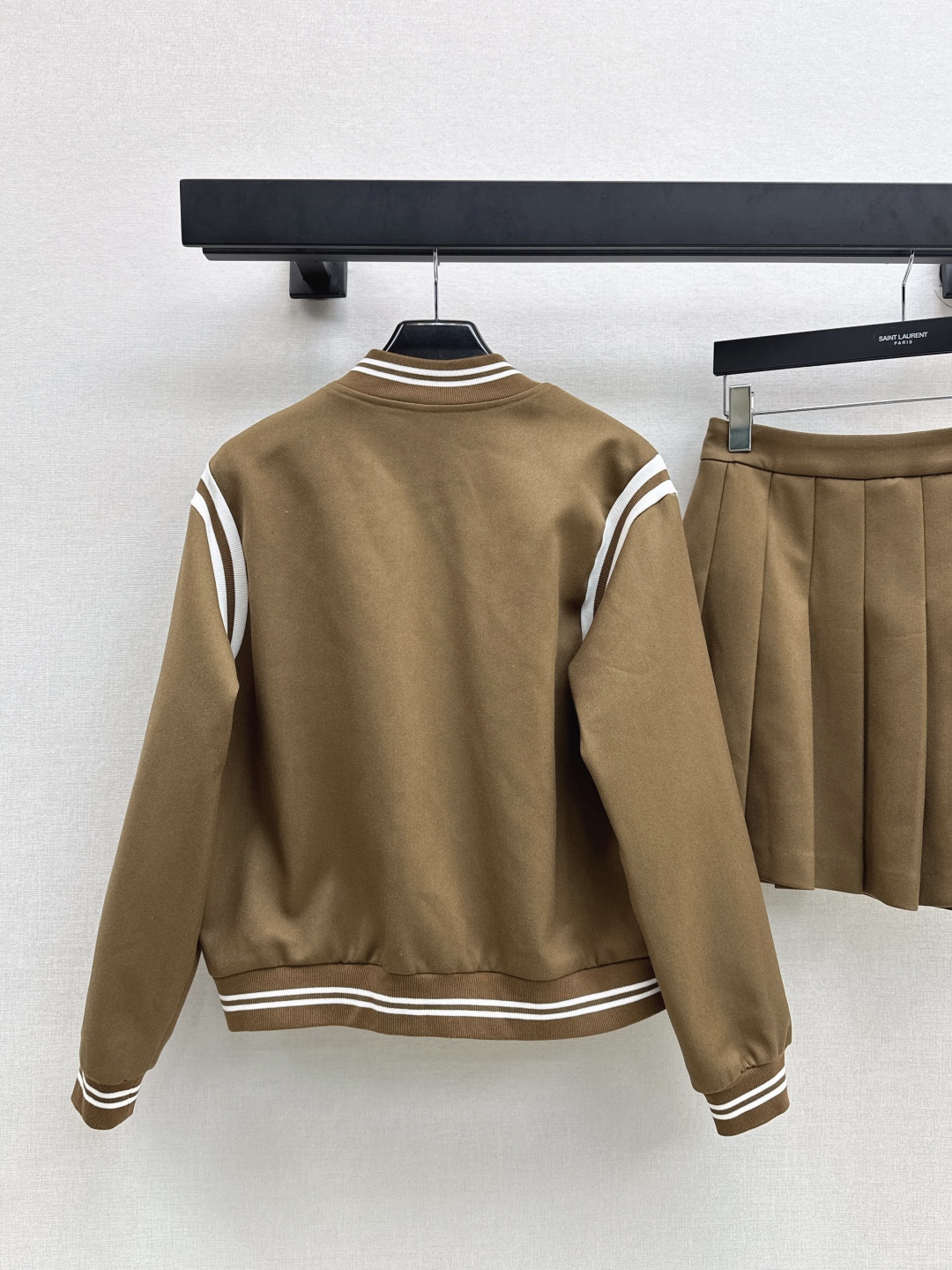 חליפת חצאית וחולצה Saint Laurent בסגנון קז'ואל, צבע חום 7 cmp i1758020980705 8220 0 5