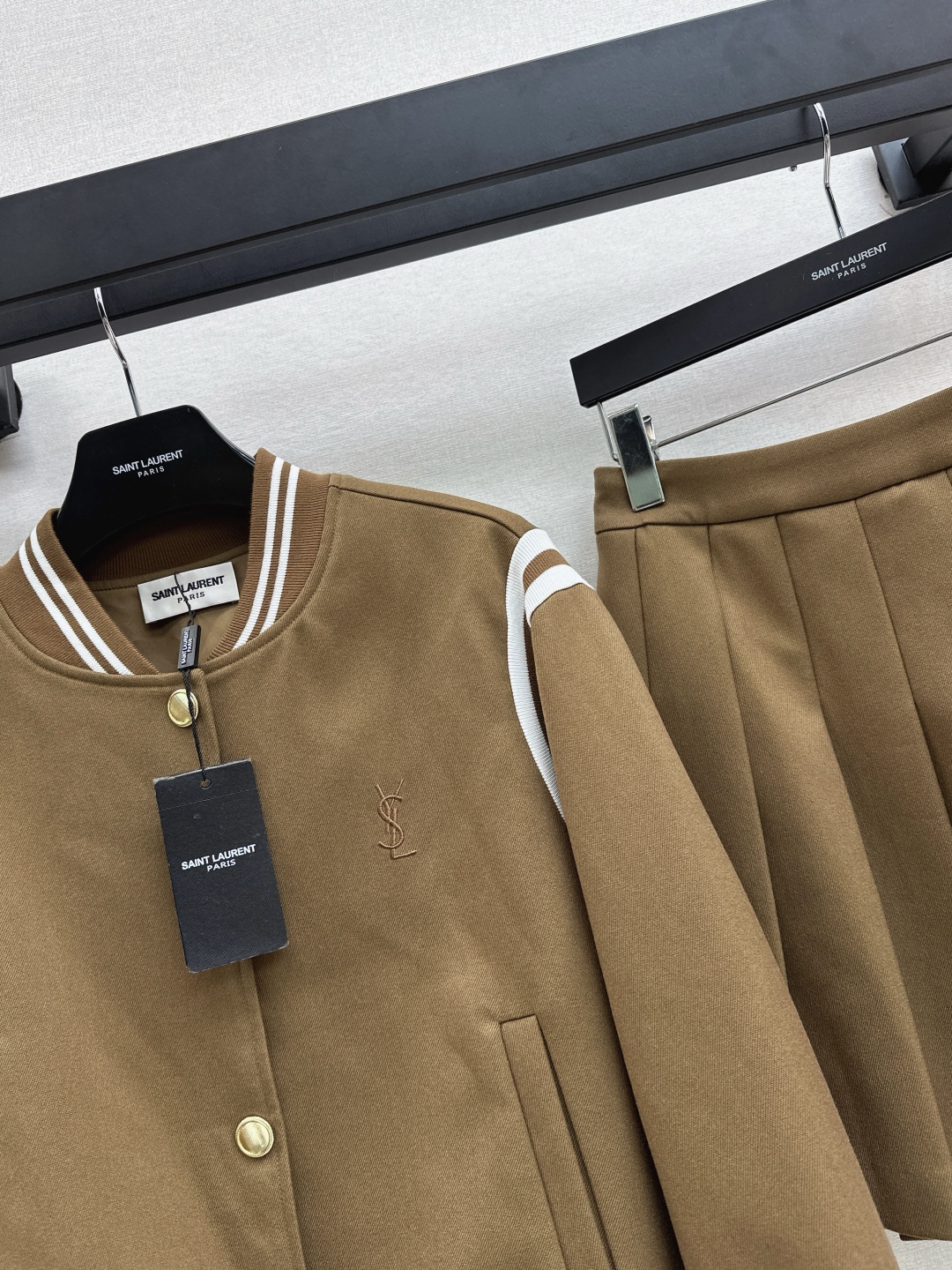 חליפת חצאית וחולצה Saint Laurent בסגנון קז'ואל, צבע חום 5 cmp i1758020981711 5894 0 3