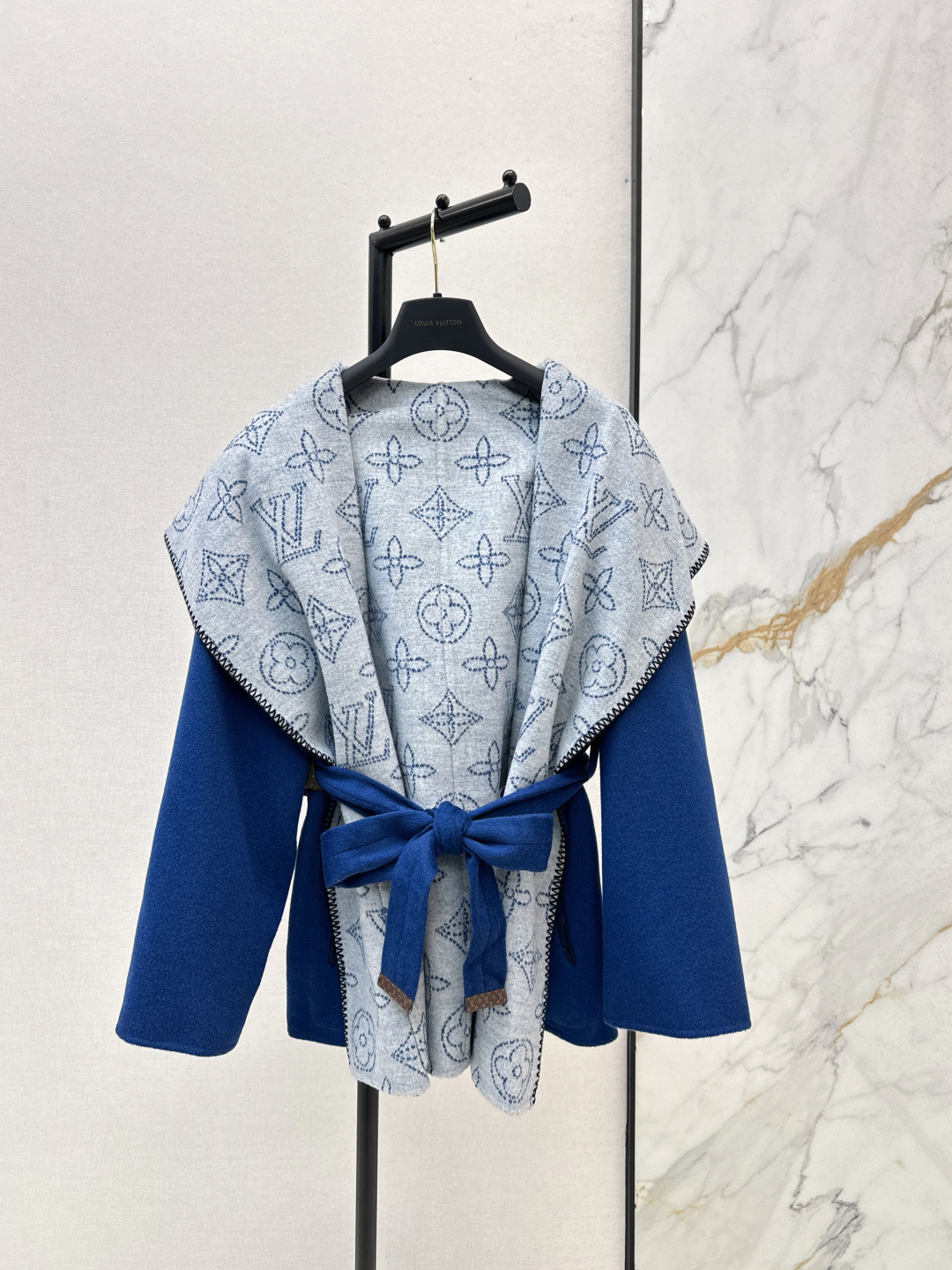 NO:576908,Comes with dust bag L Home 25Ss————The latest new color matching for autumn and winter, the classic wrap-style short hooded coat is made of luxurious double-sided wool fabric. One side shows a simple and elegant style, and the other side is fully covered with the same color Monogram pattern. The wrap-style silhouette and the wide hood complement each other. The casual belt achieves the waist design. Purely handmade craftsmanship. One color ready for sale sml,, louis vuitton, hats, alexander wang19860909配防尘袋L家 25Ss————秋冬最新款全新配色双面可穿经典围裹式短款连帽大衣采用奢华双面羊毛面料 一面展现素雅格调 另一面全幅铺陈同色系 Monogram 图案 围裹式廓形与宽大兜帽相映成趣 休闲腰带成就束腰设计 纯手工制作工艺 一色现货发售sml,,louis vuitton,hats,alexander wang,Women's clothing