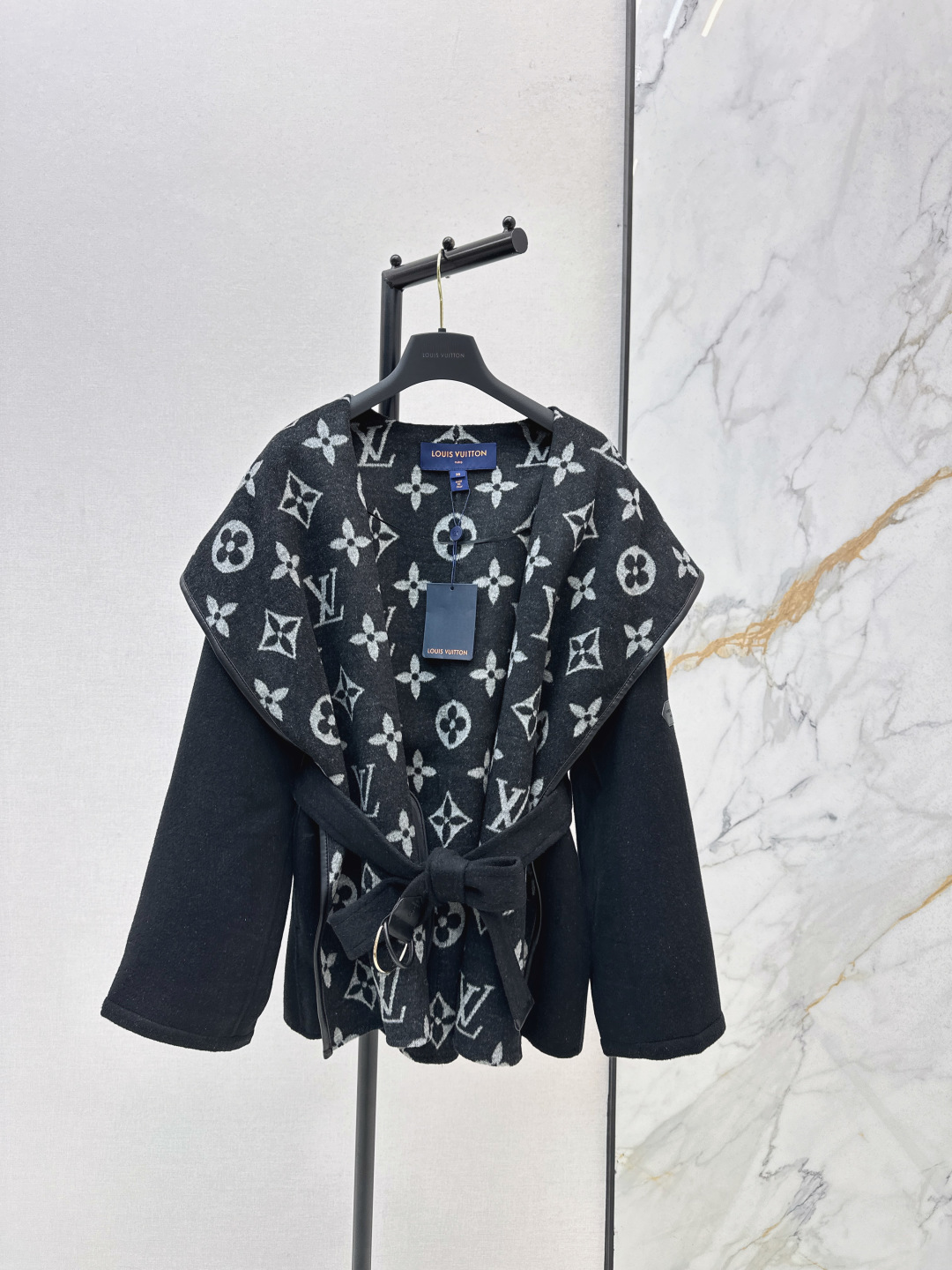 NO:577137,a Comes with dust bag L Home 25Ss————The latest double-sided wearable classic wrap-style short hooded coat for autumn and winter is made of luxurious double-sided wool fabric. One side shows a simple and elegant style. The other side is fully covered with the same color Monogram pattern. The wrap-style silhouette and the wide hood complement each other. The casual belt achieves the waist design. Purely handmade craftsmanship. Two colors are available in stock. sml, louis vuitton, hats, alexander wang19860909a配防尘袋L家 25Ss————秋冬最新款双面可穿经典围裹式短款连帽大衣采用奢华双面羊毛面料 一面展现素雅格调 另一面全幅铺陈同色系 Monogram 图案 围裹式廓形与宽大兜帽相映成趣 休闲腰带成就束腰设计 纯手工制作工艺 两色现货发售sml,,louis vuitton,hats,alexander wang,Women's clothing