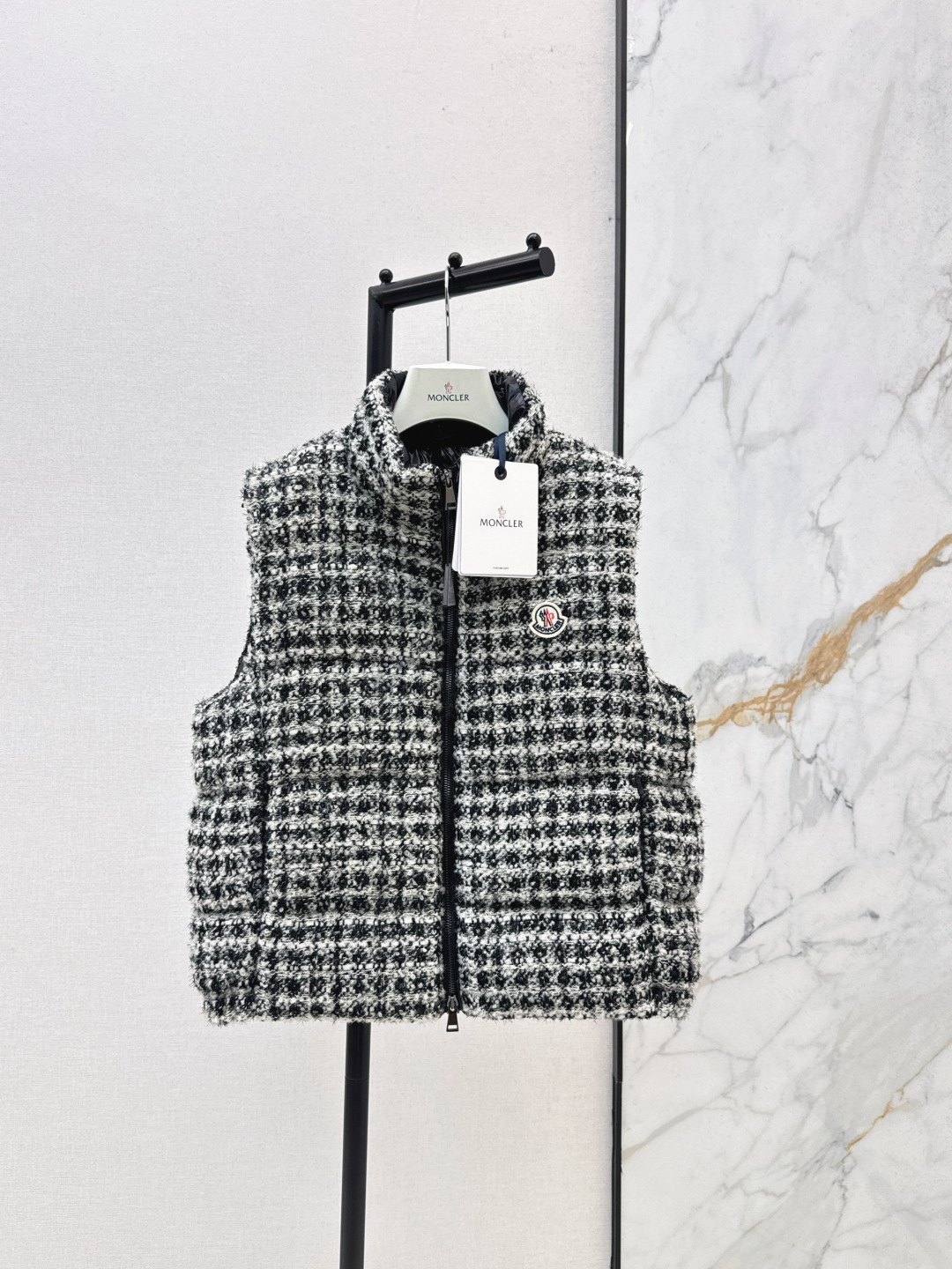 NO:577134,Comes with dust bag Mc 25Ss - the latest stand-collar woolen down vest in autumn and winter, custom-made imported woolen material. The lining is made of 90% white goose down, which improves the cold protection function in autumn and winter. The whole piece is light and warm. Stand-up collar placket design. The body color interweaves to form a fine plaid effect. The iconic logo patch embellishment on one side of the chest shows a low-key sense of luxury. Fashionable and age-reducing. Two colors are available for sale sml,, down jacket, alexander wang19860909配防尘袋Mc 25Ss———秋冬最新款立领毛呢羽绒马甲定制进口羊毛呢材质 内里90白鹅绒天出 提升秋冬御寒功能 整件轻盈保暖 立领开襟设计 大身配色交织形成细格纹效果 单侧胸前标志性徽标贴布点缀 彰显低调高级感 穿搭时尚减龄 两色现货发售sml,,down jacket,alexander wang,Women's clothing