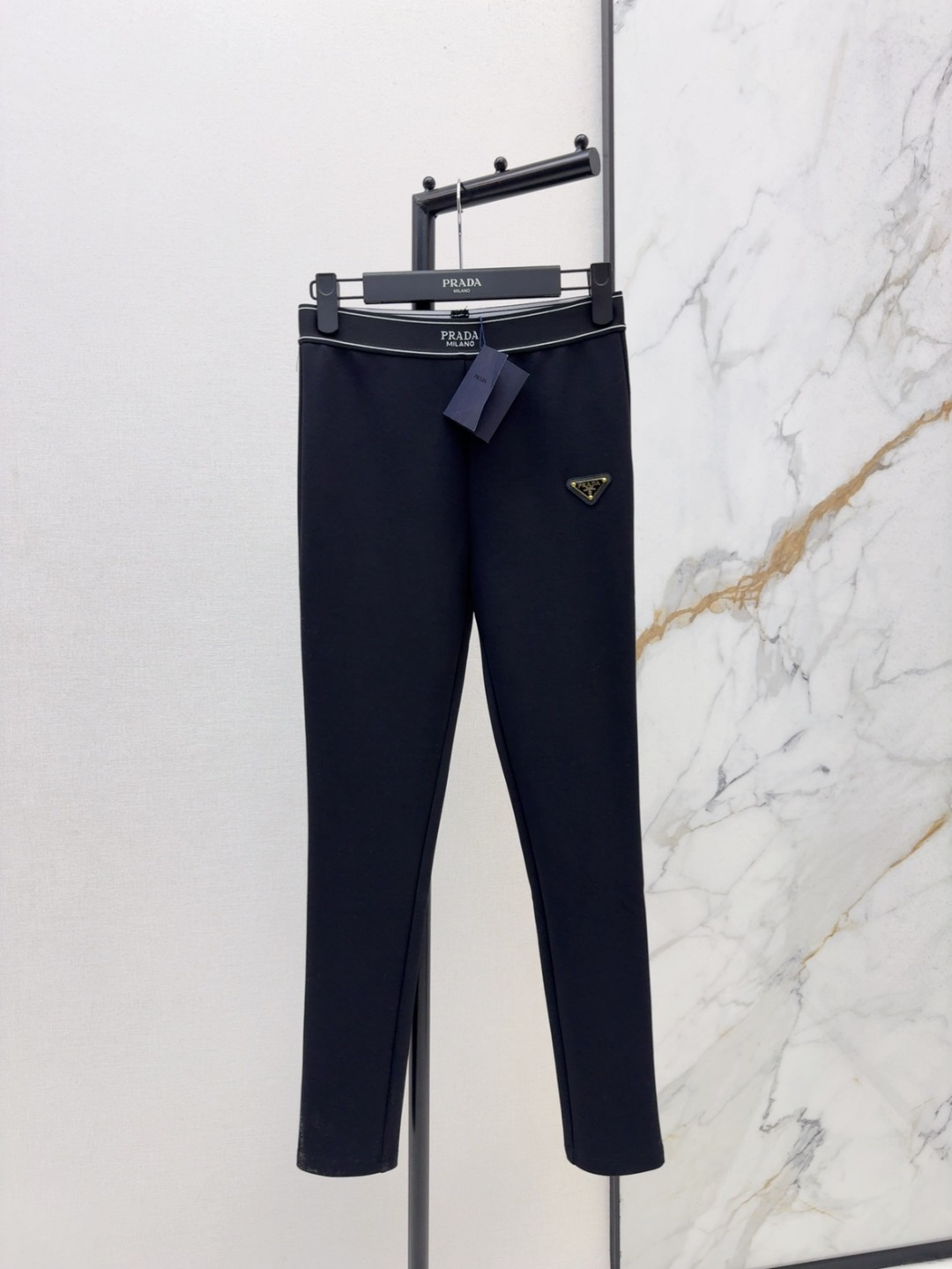 NO:577131,PD 25Ss - the latest mid-to-high-waist stretch leggings for autumn and winter. They are tight and super slim. They are comfortable and easy to wear, making your body slim and tall!  Super versatile, a must-have for the goddess’s wardrobe, available in one color, sml,, alexander wang19860909PD 25Ss———秋冬最新款中高腰弹力打底裤紧身超显瘦 舒适好穿上身显瘦又高挑！ 超百搭 女神衣橱必备款 一色现货发售sml,,alexander wang,Women's clothing