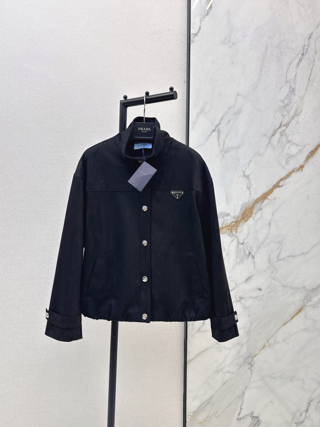 NO:577159,PD 25Ss————The latest complimentary eco-friendly suede jacket in autumn and winter is made of slightly stiff fabric. It is classic and stylish. It has its own aura. The texture of the fabric is very nice. It is fashionable and high-end. The color is super positive. The upper body is white and slim. It has a cool and handsome series. The upper body has a full aura when walking. The length is just right and easy to control. Three colors are available for sale sml,, jackets & coats, chamois leather, alexander wang19860909PD 25Ss————秋冬最新夸奖环保麂皮绒外套微挺面料 经典又有型 自带气场 面料质感很奈斯 时髦又高级 颜色超级正 上身显白又显瘦 自带酷帅感的系列 走路都带风上身气场全开 长度恰到好处 轻松驾驭 三色现货发售sml,,jackets & coats,chamois leather,alexander wang,Women's clothing