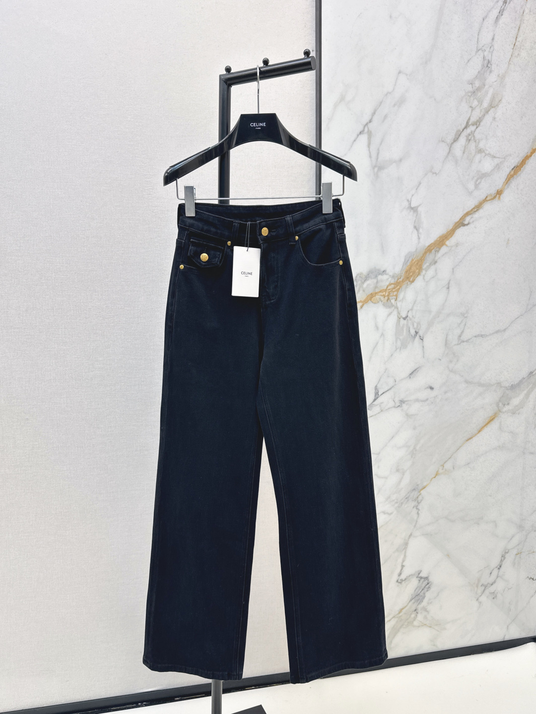 NO:577154,Ce 25Ss————The latest versatile minimalist casual straight-leg jeans in early autumn. They are simply a long-leg artifact for walking. The straight-leg version is not picky and versatile. It can be worn with jackets and T-shirts casually. The key is that they will not go out of style for a long time. They are worth collecting and are particularly attractive. The details are also in place. Two colors are available in stock smlxlxxl,,jeans,jackets & coats,tees,t-shirts,alexander wang19860909Ce 25Ss————早秋最新款百搭极简风休闲直筒牛仔裤 简直就是行走的显长腿神器 直筒的版型 不挑人又百搭 外套T恤随意搭 重点是穿多久都不会过时 值得收藏特别耐看 细节也很到位 两色现货发售smlxlxxl,,jeans,jackets & coats,tees，t-shirt,alexander wang,Women's clothing