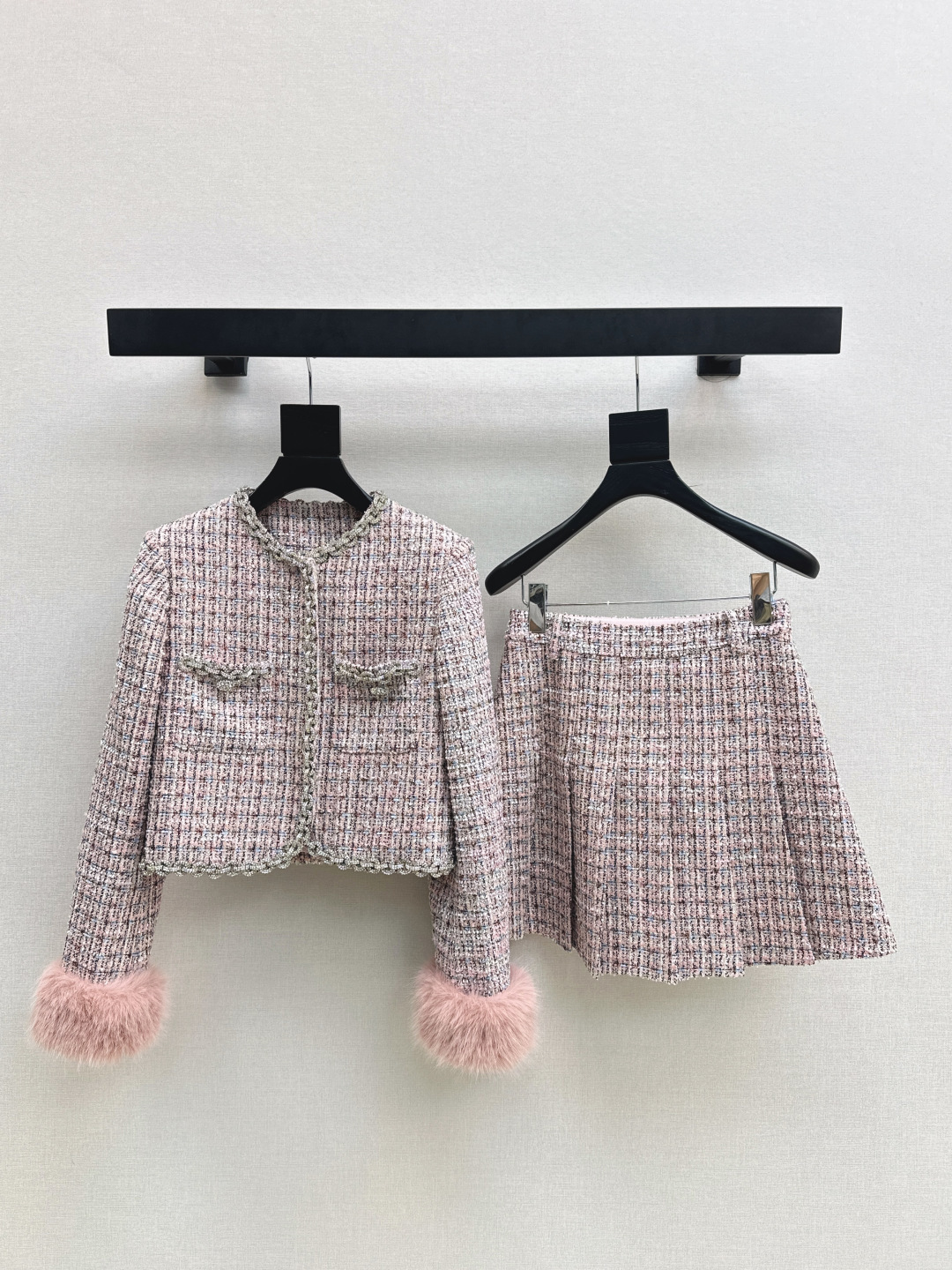 NO:577146,430S 25Ss - the latest heavy-duty diamond-embellished chain tweed suit in autumn and winter, small fragrant jacket + pleated short skirt. The fabric has its own texture. Heavy-duty diamond embellishments refract with the light and shimmer. The upper body is noble. You can wear it for dating and commuting with a sense of sophistication. A set of upper body can easily grasp the golden proportions, perfect interpretation of the sense of elegance. Developed in one color. Ready for sale sml. Outside,, skirts, jackets & coats, gold, alexander  wang19860909430S 25Ss———秋冬最新款重工钻饰链条粗花呢套装小香风外套+压褶短款半裙 面料自带肌理感 重工钻饰随光折射细碎光泽上身就是贵气本贵 约会通勤都能穿出精致感 一套上身轻松拿捏黄金比例 完美演绎优雅千金感 一色分开发 现货发售sml 外,,skirts,jackets & coats,gold,alexander wang,Women's clothing