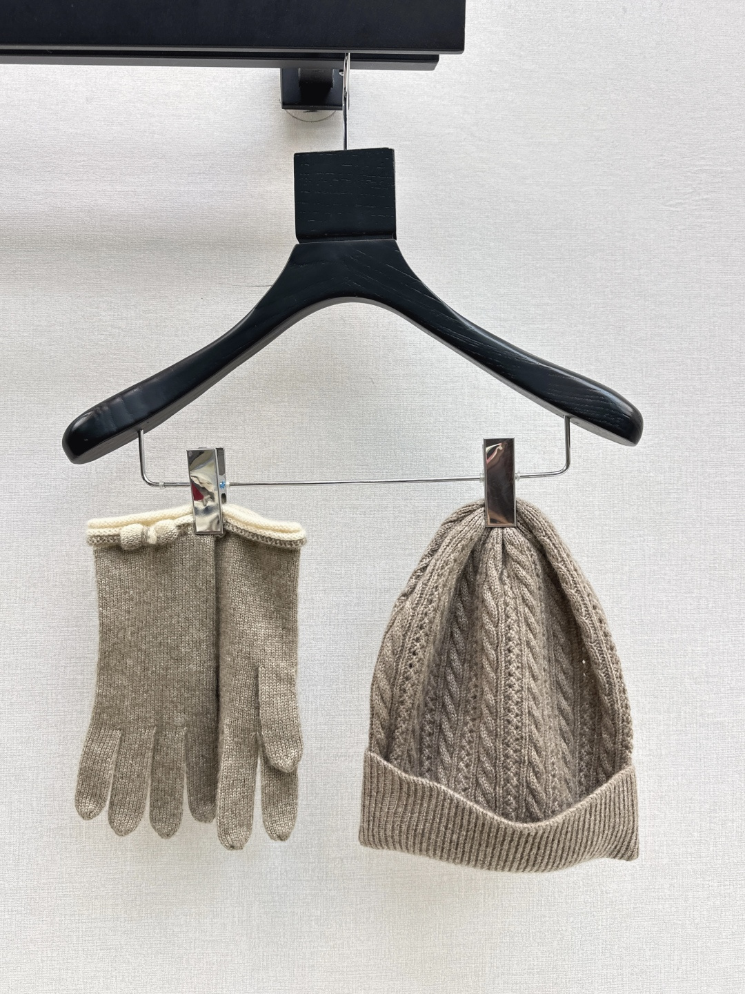 NO:577140,270L 25Ss————The latest classic wool cashmere suit hat + gloves for autumn and winter!  It's warm and super comfortable~A great tool for young ladies to reduce their age in winter~This winter, all you need is a set of hats~It's warm and fashionable!  One size fits all, loro piana,gloves,hats,alexander wang19860909270L 25Ss————秋冬最新款经典羊毛羊绒套装帽子+手套！暖暖哒超级舒服～冬日小姐姐减龄神器哦～这个冬天你就差这么一套套装帽子啦～又保暖又时尚！ 两色均码,,loro piana,gloves,hats,alexander wang,Women's clothing
