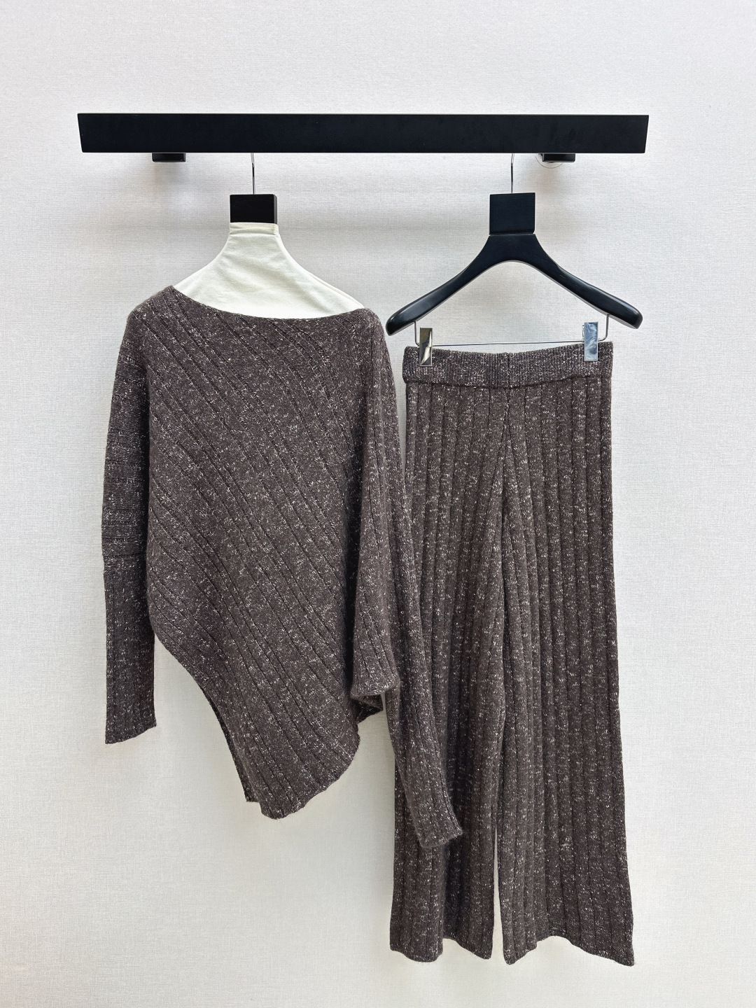 NO:577133,Bc 25Ss————The latest autumn and winter must-have lazy suit. Irregular cut sweater with one-line collar + wide-leg pants with elastic waist. 100% wool fabric. The texture is soft and delicate and does not prick the skin. A fashionable and casual outfit. Highly recommended for daily wear. The fit version is not bloated and the upper body is not bloated. Very eye-catching. It is also a fashionable item to match separately. Available in three colors. sml,,sweaters,alexander wang19860909Bc 25Ss————秋冬最新款冬日必备慵懒套装 一字领不规则剪裁毛衣+松紧腰阔腿裤 百分百羊毛面料 质感柔软细腻不扎皮肤 时髦休闲范的一套搭配 日常穿很推荐 比较合体的版型 上身不会臃肿 非常吸睛 分开搭配也是时髦单品 一套出 三色现货发售sml,,sweaters,alexander wang,Women's clothing