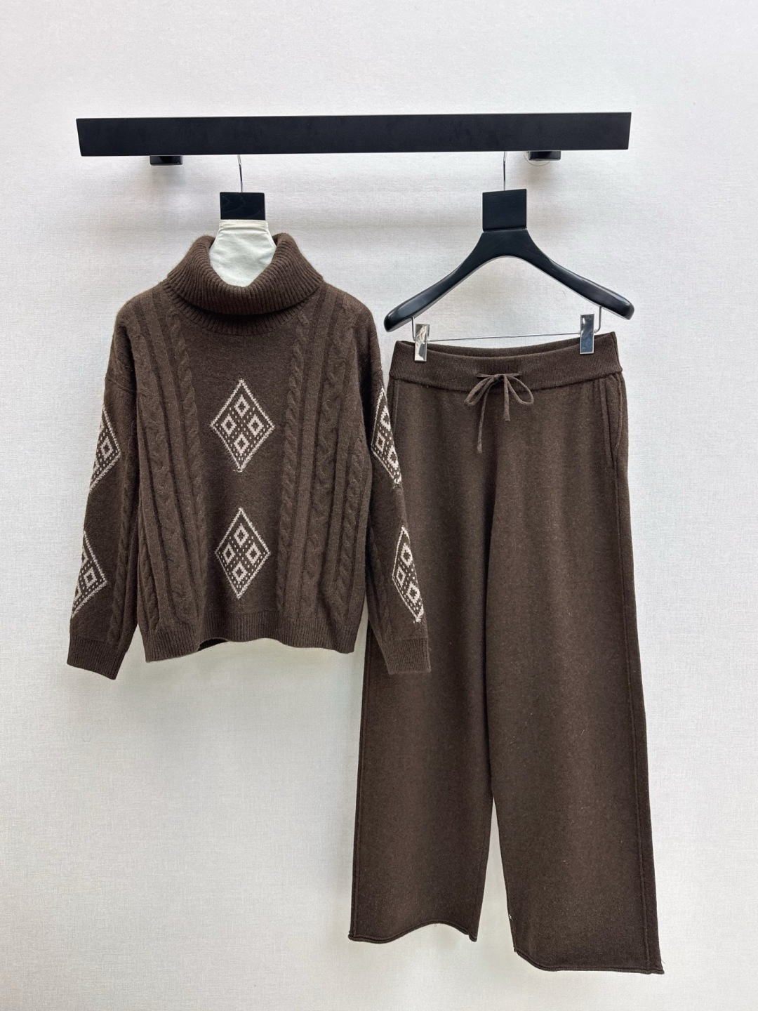 NO:577359,Exclusively debuting Max 25Ss - the latest lazy style wool suit for autumn and winter in a single Maillard color series. 100% worsted wool yarn fabric. Simple and elegant lazy style. Durable. Warmth and appearance are both online.  !  Super stretchy, not flattering on your figure. Sold as a set. Two colors available for sale. sml, alexander wang19860909独家首发 Max 25Ss———秋冬最新款慵懒风羊毛套装爆单款美拉德色系 百分百精纺羊毛纱线面料 简约大气慵懒版型 经久耐穿 保暖度和颜值却都在线～～最实穿百搭的精品 秋冬打底叠穿日常高级！！超大弹力不挑身材 一套出售 两色现货发售sml,,alexander wang,Women's clothing