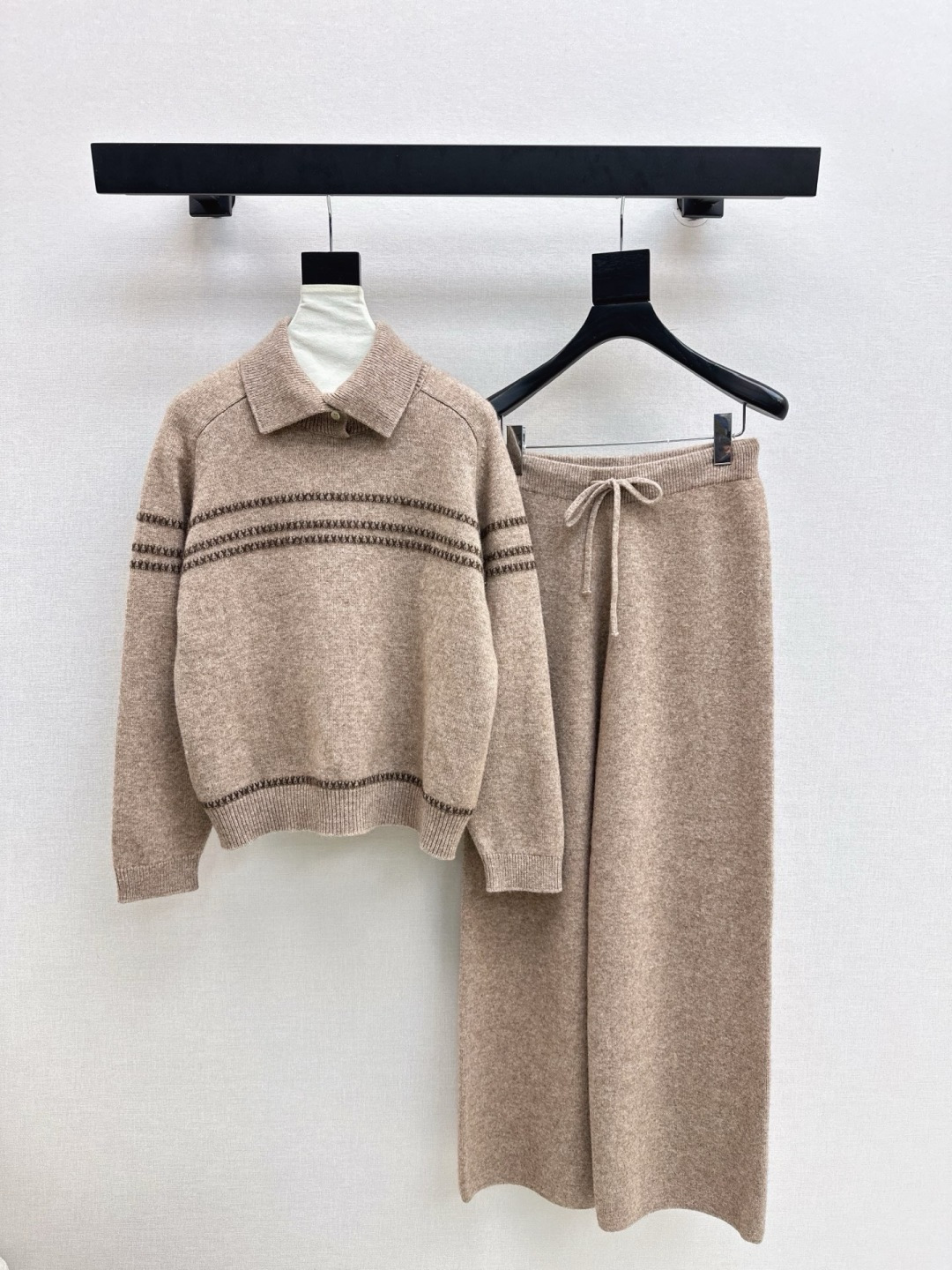 NO:577353,Exclusively debuting Max 25Ss - the latest lazy style wool suit for autumn and winter in a single Maillard color series. 100% worsted wool yarn fabric. Simple and elegant lazy style. Durable. Warmth and appearance are both online.  !  Super stretchy, not flattering on your figure. Sold as a set. Two colors available for sale. sml, alexander wang19860909独家首发 Max 25Ss———秋冬最新款慵懒风羊毛套装爆单款美拉德色系 百分百精纺羊毛纱线面料 简约大气慵懒版型 经久耐穿 保暖度和颜值却都在线～～最实穿百搭的精品 秋冬打底叠穿日常高级！！超大弹力不挑身材 一套出售 两色现货发售sml,,alexander wang,Women's clothing