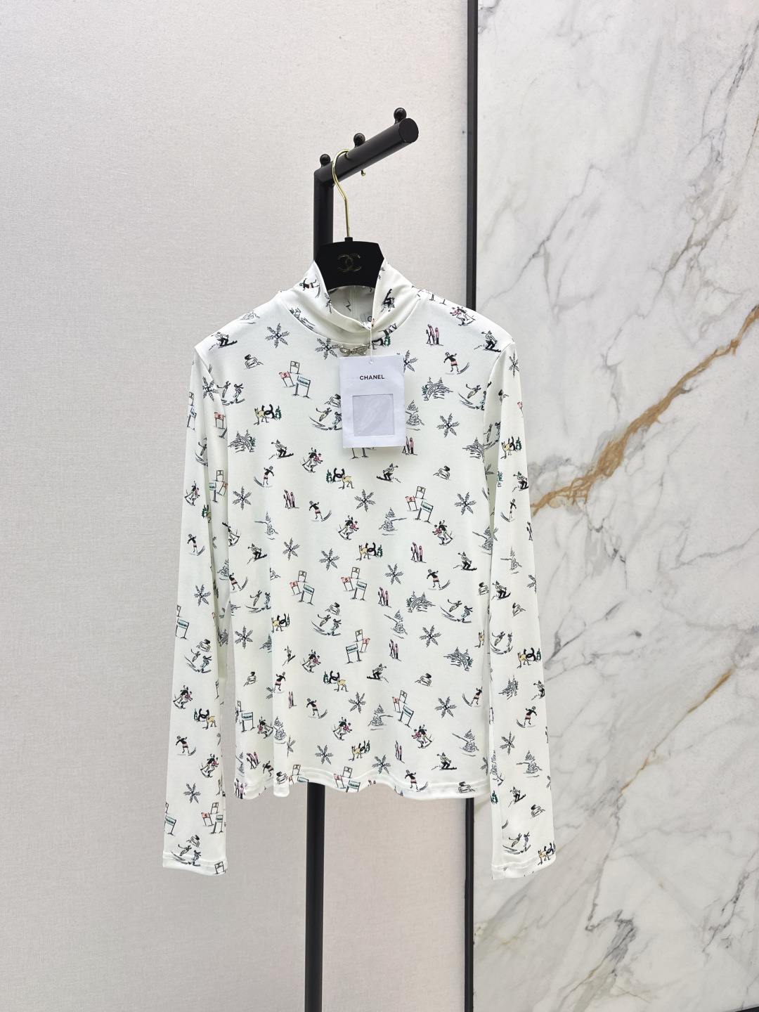 NO:577402,C Home 25Ss - the latest high-neck design for autumn and winter with ski print. The bottoming shirt is made of custom YB twill cotton. The texture is comfortable and elastic. The round-neck top is cut to a slim fit. The rhinestone bow logo is embellished in the center of the chest. The whole body is printed with ski + snowflakes and other winter snow resort elements. Incorporated into the double C logo print. It has a full elastic and close-fitting feeling. The vision is narrowed and elongated. It is slim and slim. It is stylish and stylish when worn alone.  One color spot sale sml,,chanel,alexander wang19860909C家 25Ss———秋冬最新款高领设计滑雪印花 打底衫定制YB斜纹棉材质 质感舒适弹力十足 修身圆领上衣裁剪 胸口居中位置点缀水钻蝴蝶结徽标 通体满印滑雪+雪花等冬日雪场元素 融入双C徽标印花 弹性贴身感十足 视觉收窄拉长 修身显瘦 单穿内搭都出彩时髦 一色现货发售sml,,chanel,alexander wang,Women's clothing