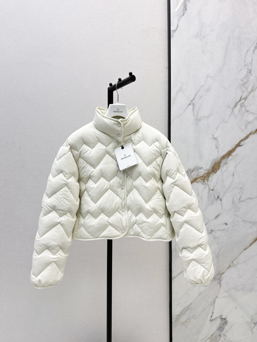 NO:577388,Equipped with dust bag MC 25ss - the latest stand-collar short down jacket in autumn and winter. The texture is super good. It is filled with national standard 90 white duck down. It is recommended for all-match items. It is a must-have item. Simple and elegant design. Fashionable and handsome. Super favorite for personal use. Original development of a full set of hardware accessories. Two colors available for sale 0/1/2,,jackets & coats,down jacket,alexander wang19860909配防尘袋MC 25ss———秋冬最新款立领短款羽绒服外套 质感超好 国标90白鸭绒填充 百搭单品推荐人手必备 简约大气设计 时髦又帅气 超级大爱自留款 原版开发全套五金配件 两色现货发售0/1/2,,jackets & coats,down jacket,alexander wang,Women's clothing